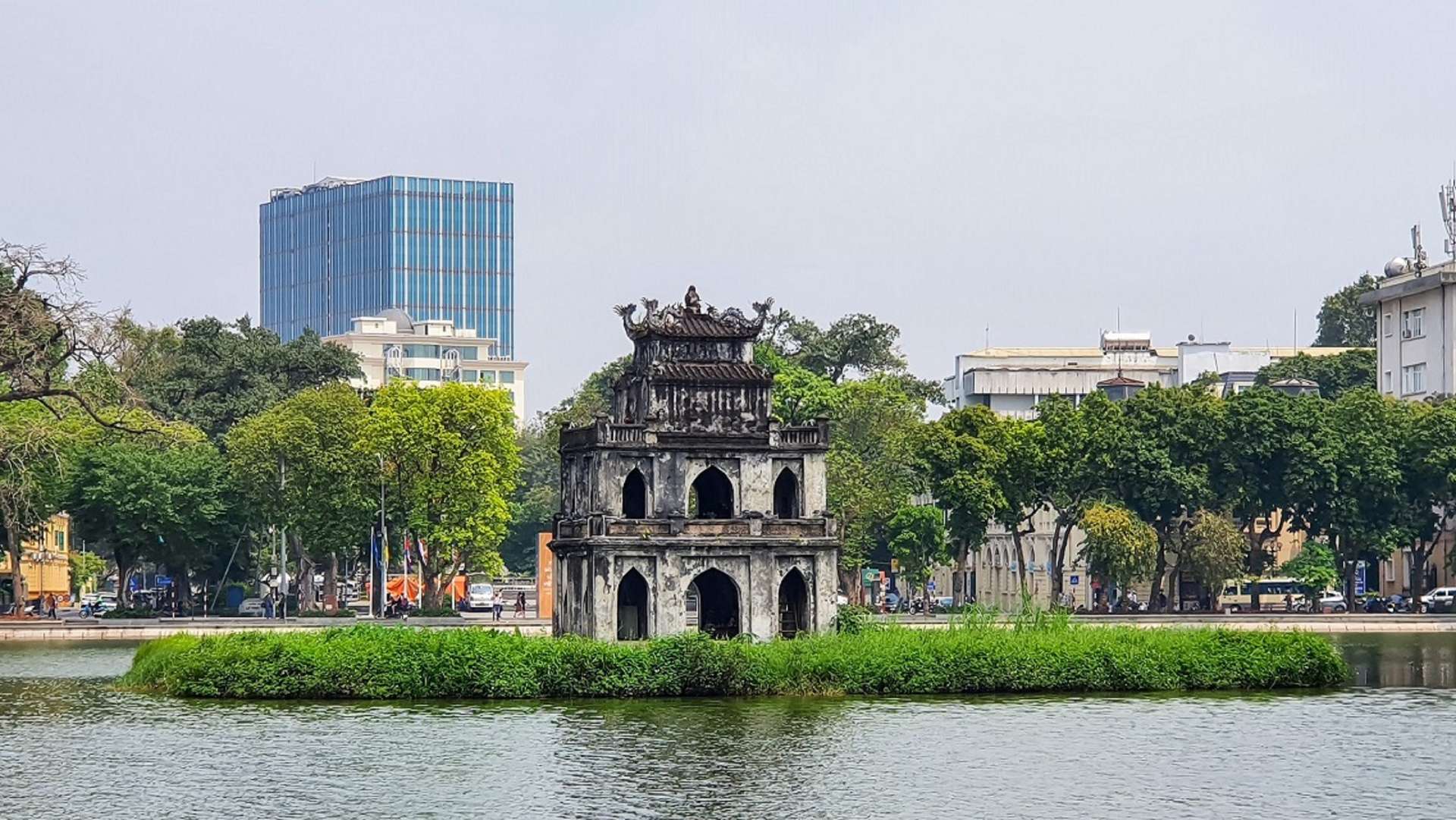 Hồ Hoàn Kiếm giữa trung tâm thành phố Hà Nội