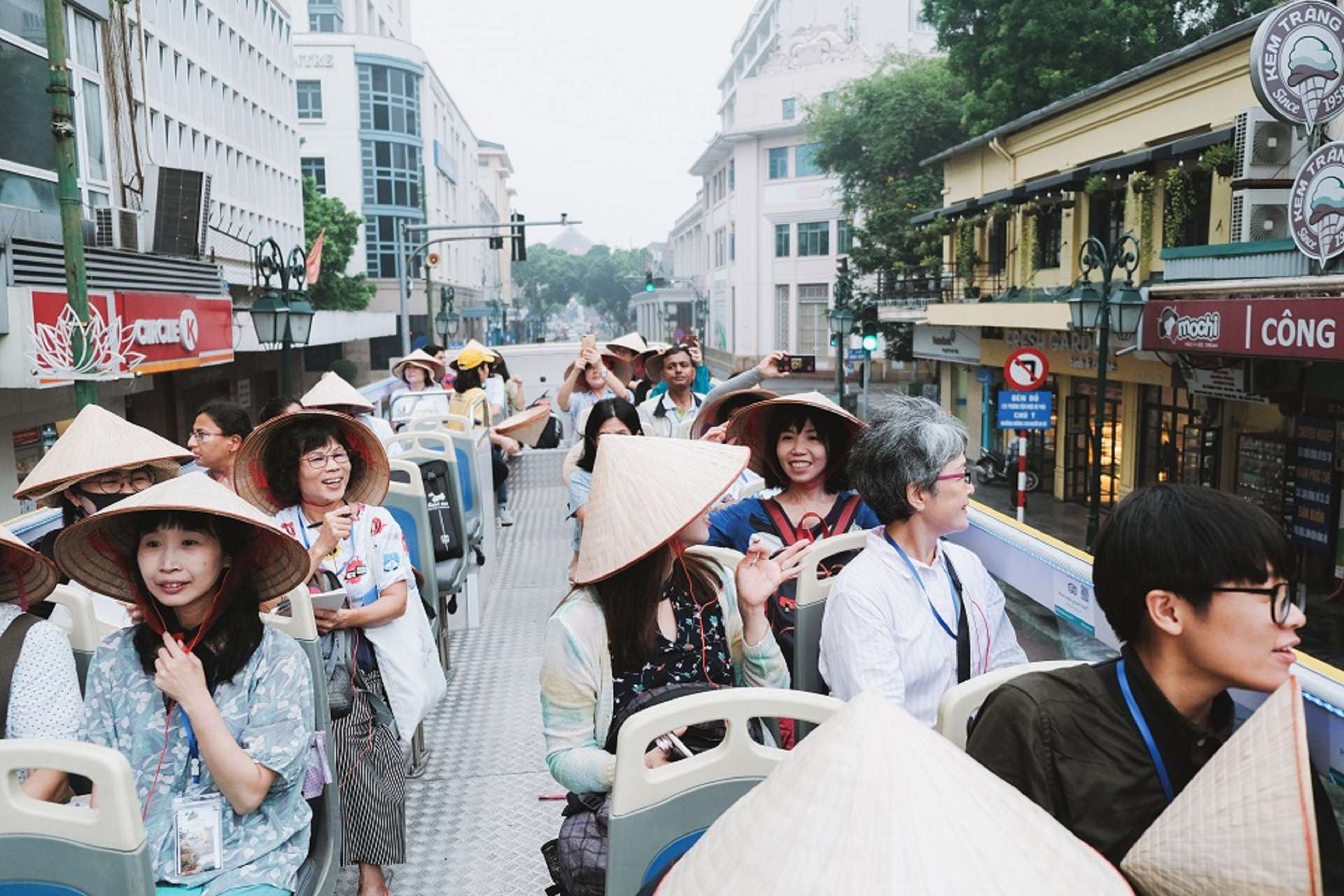 Ngắm nhìn đường phố Hà Nội trên xe buýt 2 tầng