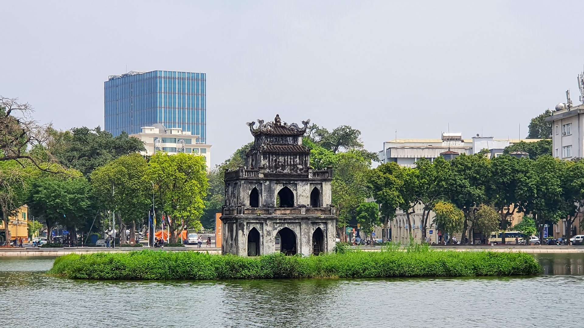 Hồ Hoàn Kiếm giữa lòng Hà Nội