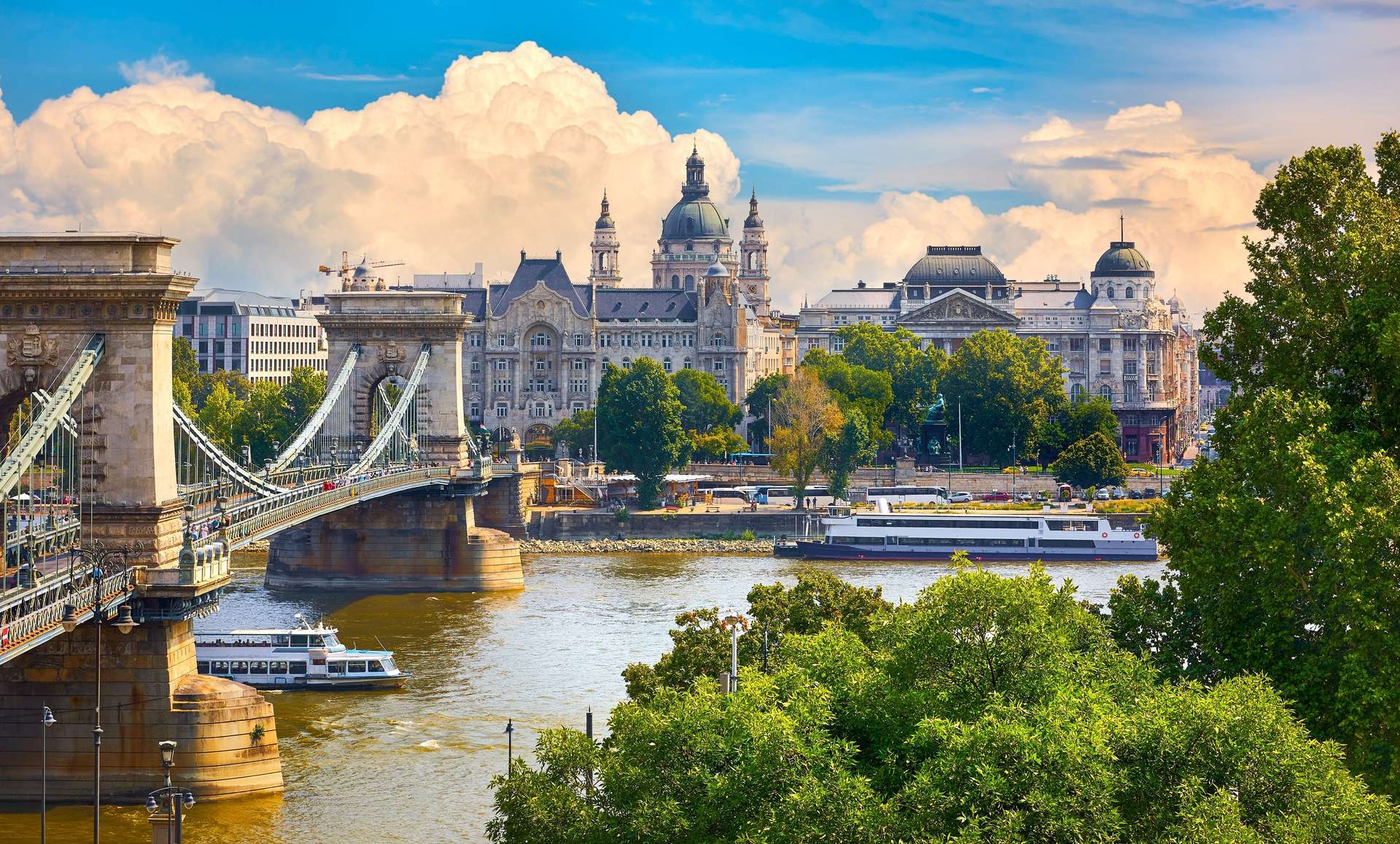 Toàn cảnh cầu Chain trên sông Danube ở thành phố Budapest, Hungary
