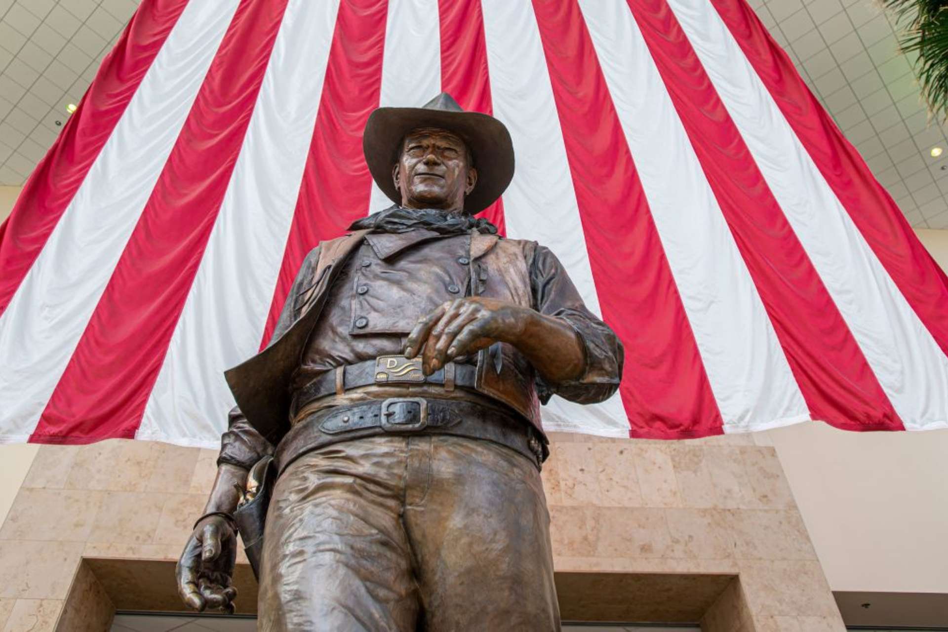 Tượng nam diễn viên John Wayne tại sân bay