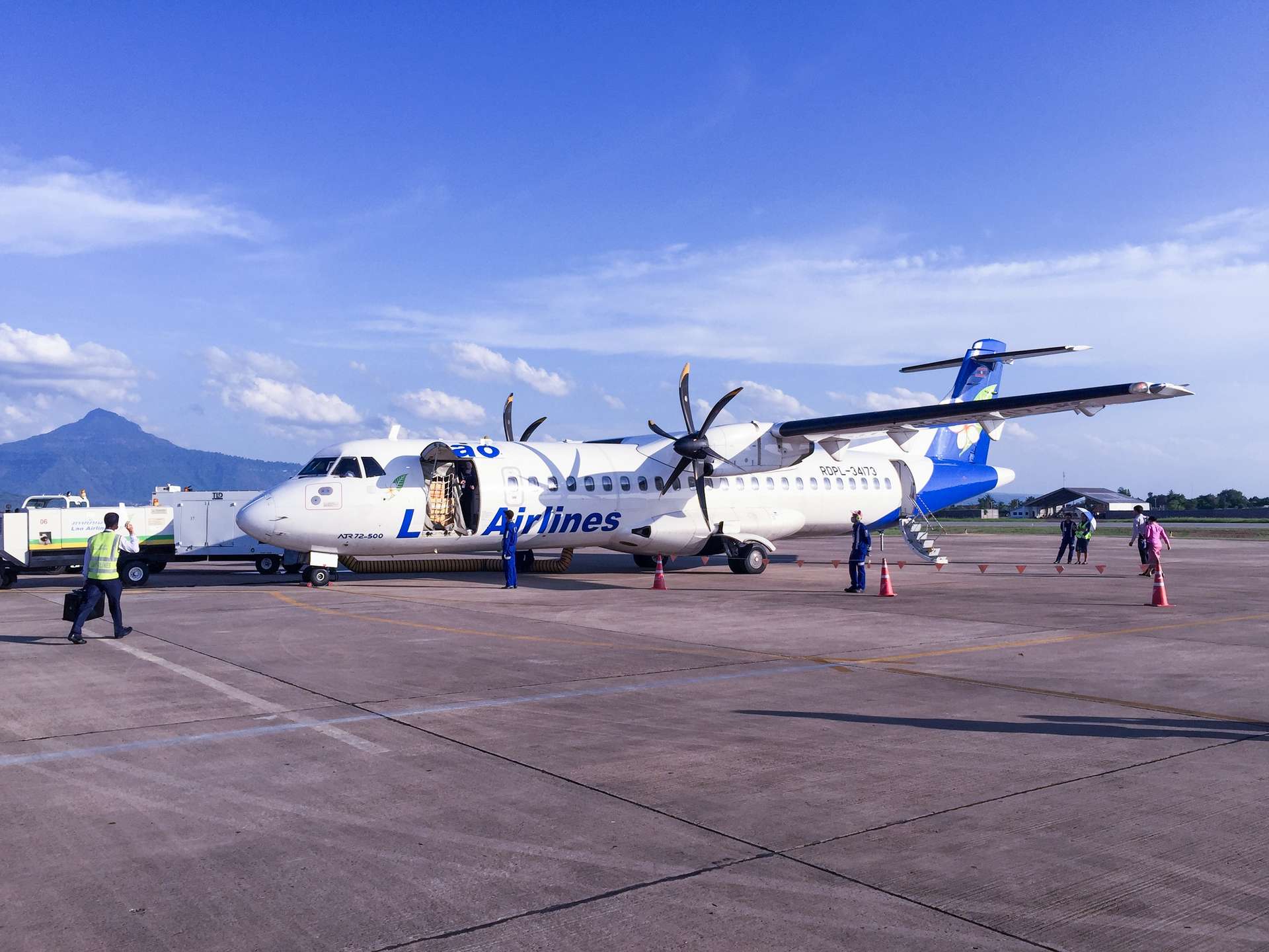 Một trong các chuyến bay hạ cánh tại sân bay Savannakhet