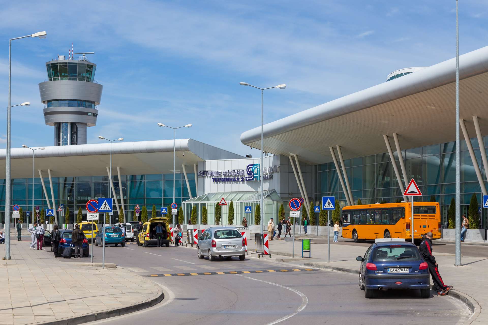 Khu vực đưa đón hành khách tại sân bay Sofia