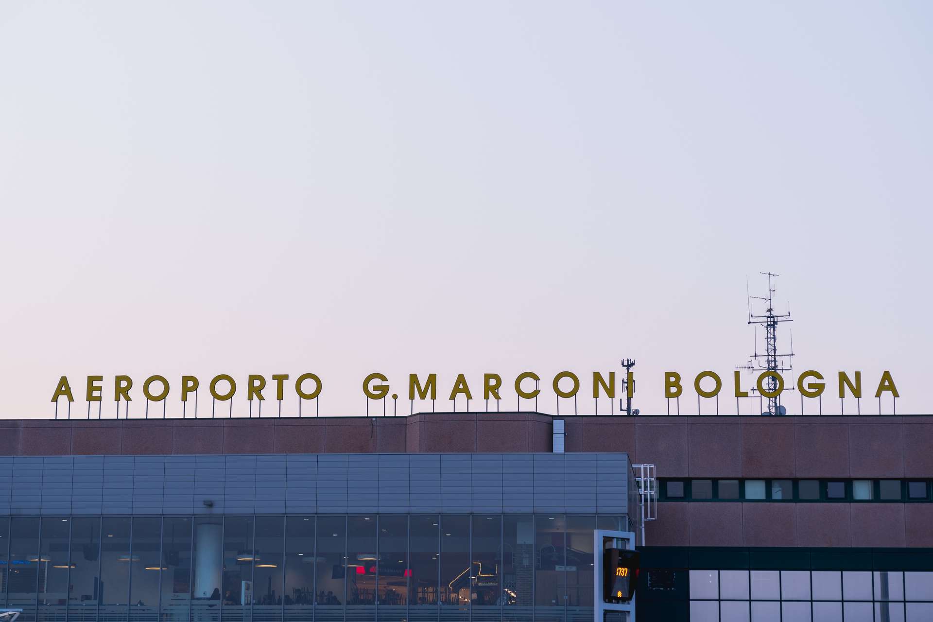 Sân bay Bologna