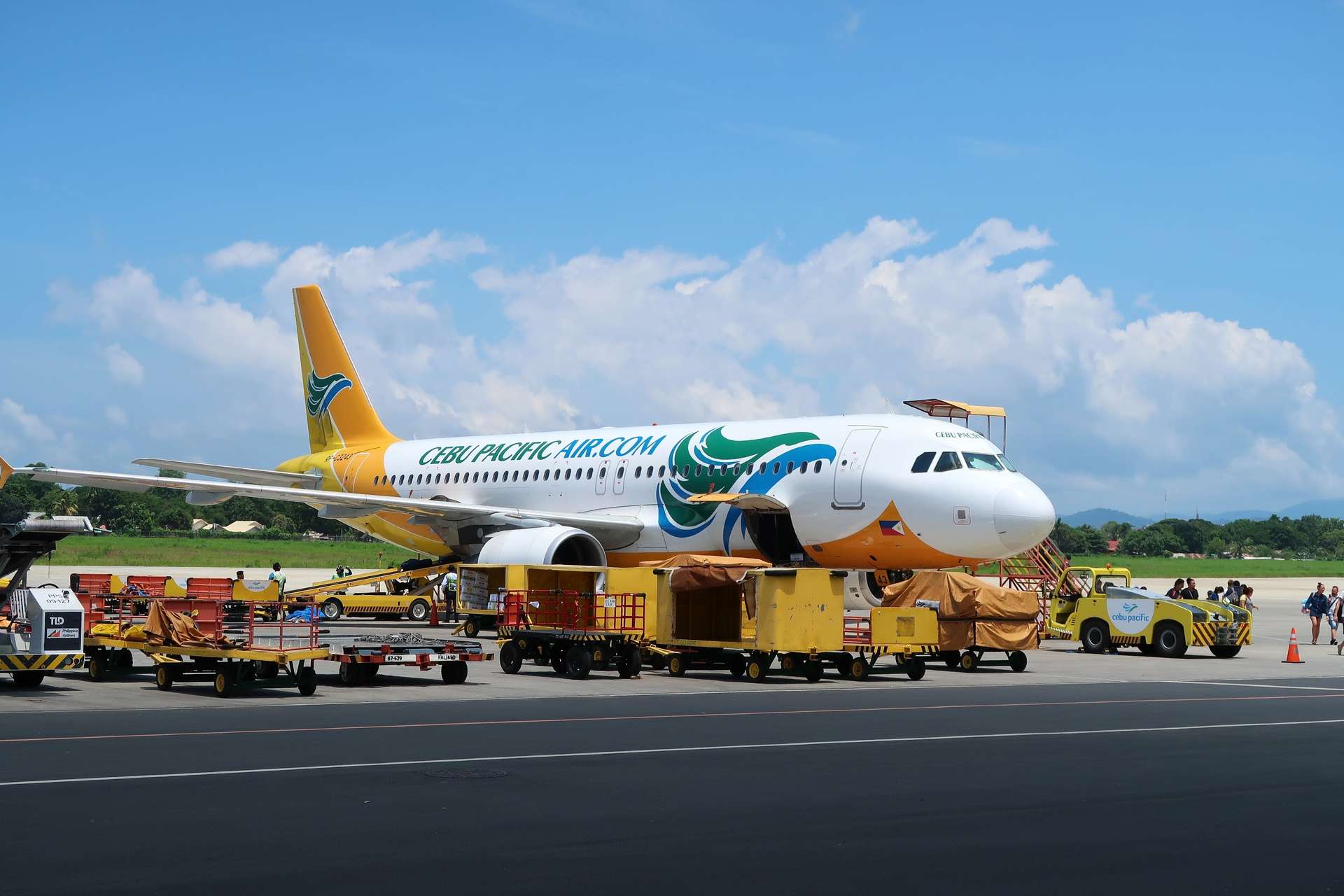 Cebu Pacific là hãng hàng không nội địa khai thác chính ở đây