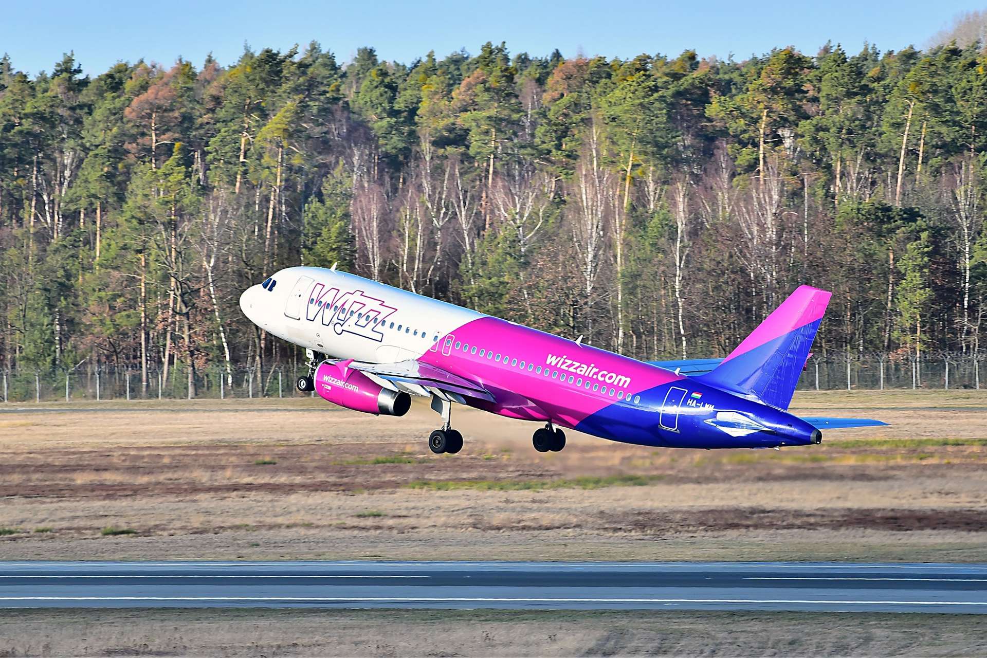 Máy bay cất cánh tại sân bay Nuremberg