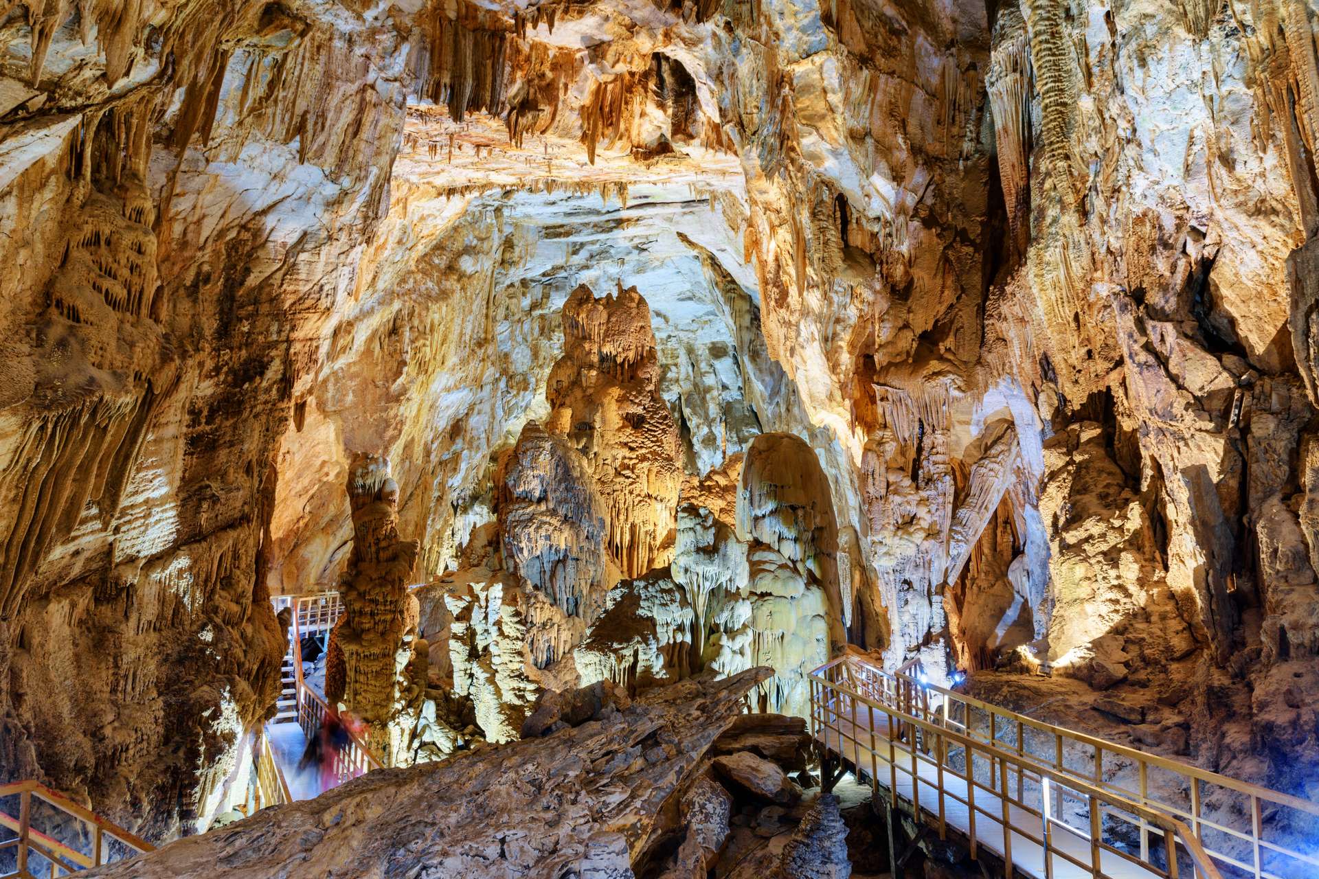 Động Phong Nha sở hữu cảnh quan kỳ vĩ