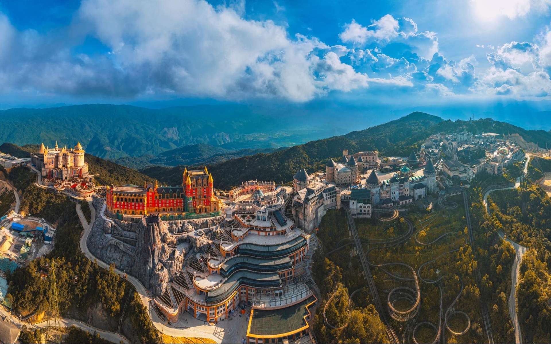 Bà Nà Hill nhìn từ trên cao