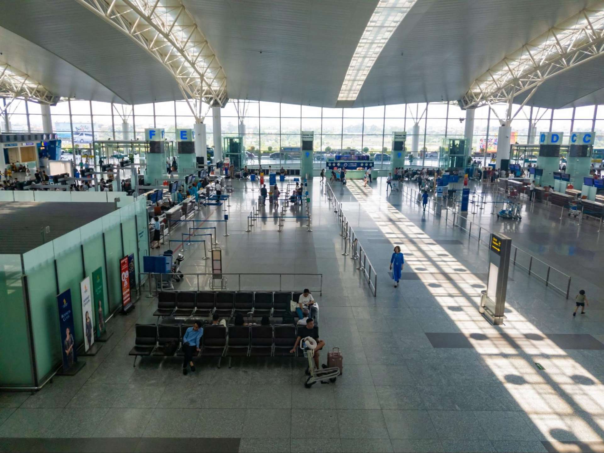 Sân bay Nội Bài đông đúc quanh năm