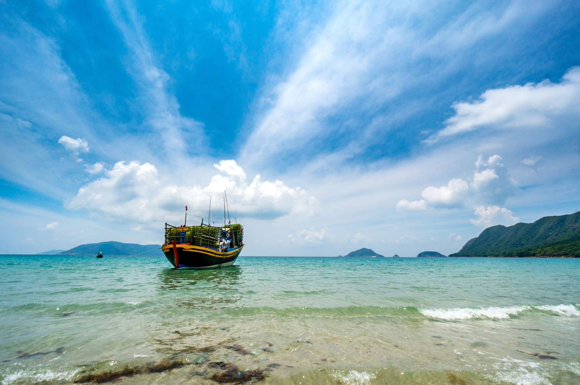 Tham quan Côn Đảo tiết kiệm thêm rất nhiều chi phí khi có vé máy bay giá rẻ