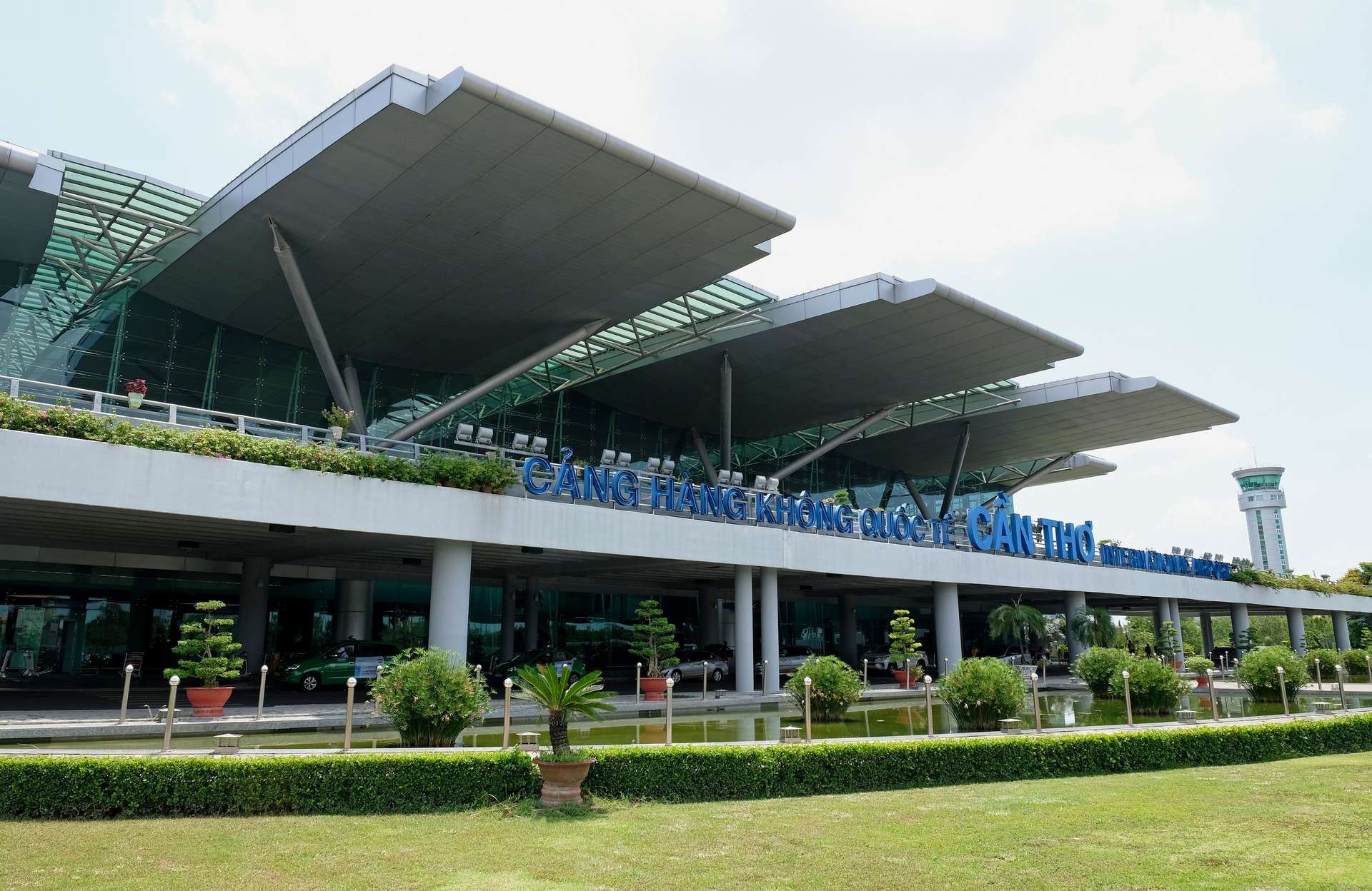 Di chuyển bằng xe ô tô hoặc xe máy sẽ có khu vực đỗ riêng trong sân bay Cần Thơ