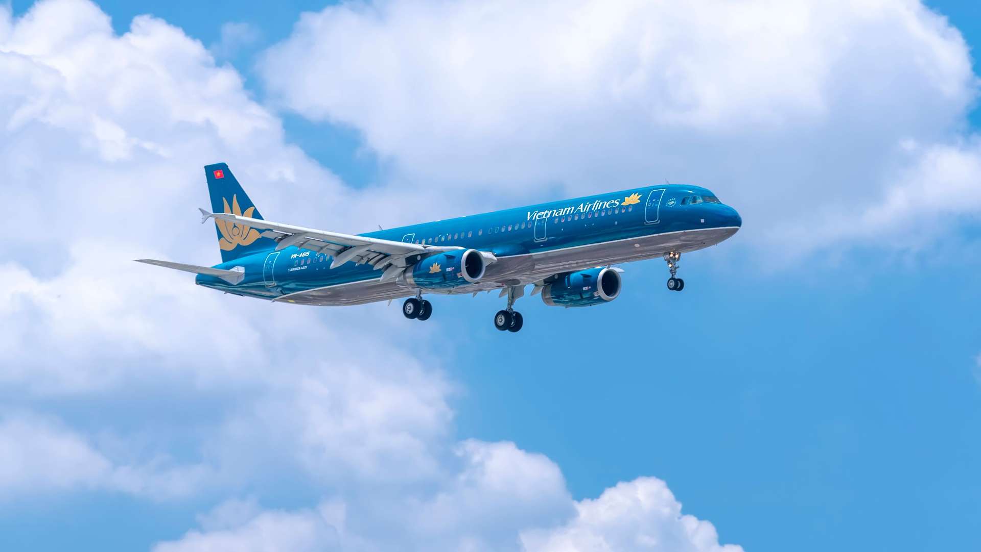 Vietnam Airlines là hãng bay khai thác chặng bay Vinh Nha Trang