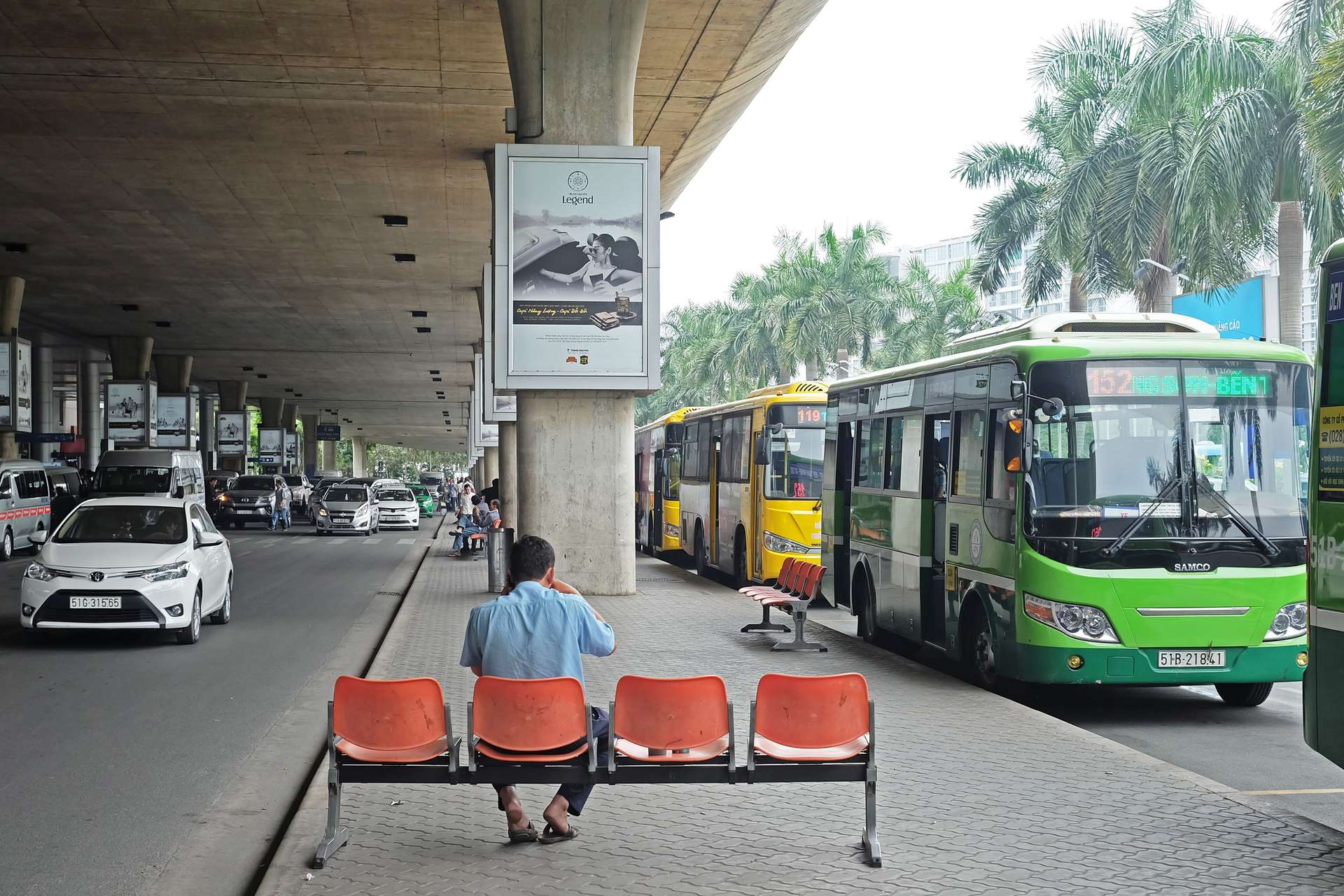 Có thể đón các tuyến xe buýt nhất định tại trạm dừng ngoài sân bay Tân Sơn Nhất
