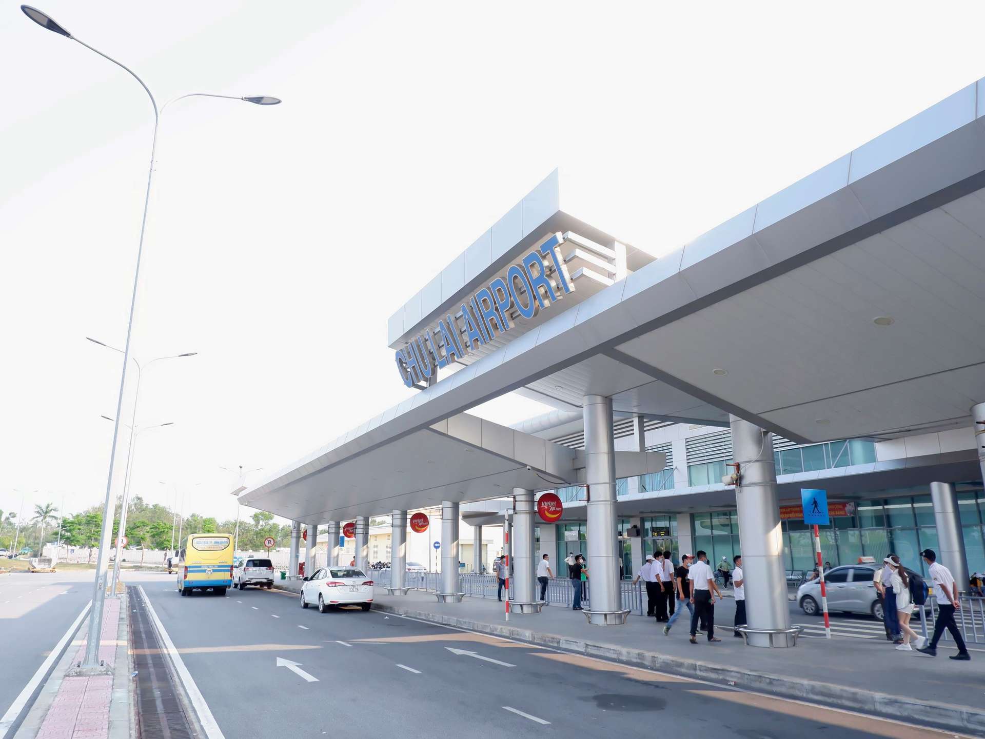 Có rất nhiều sự lựa chọn phương tiện đi từ sân bay Chu Lai vào nội thành