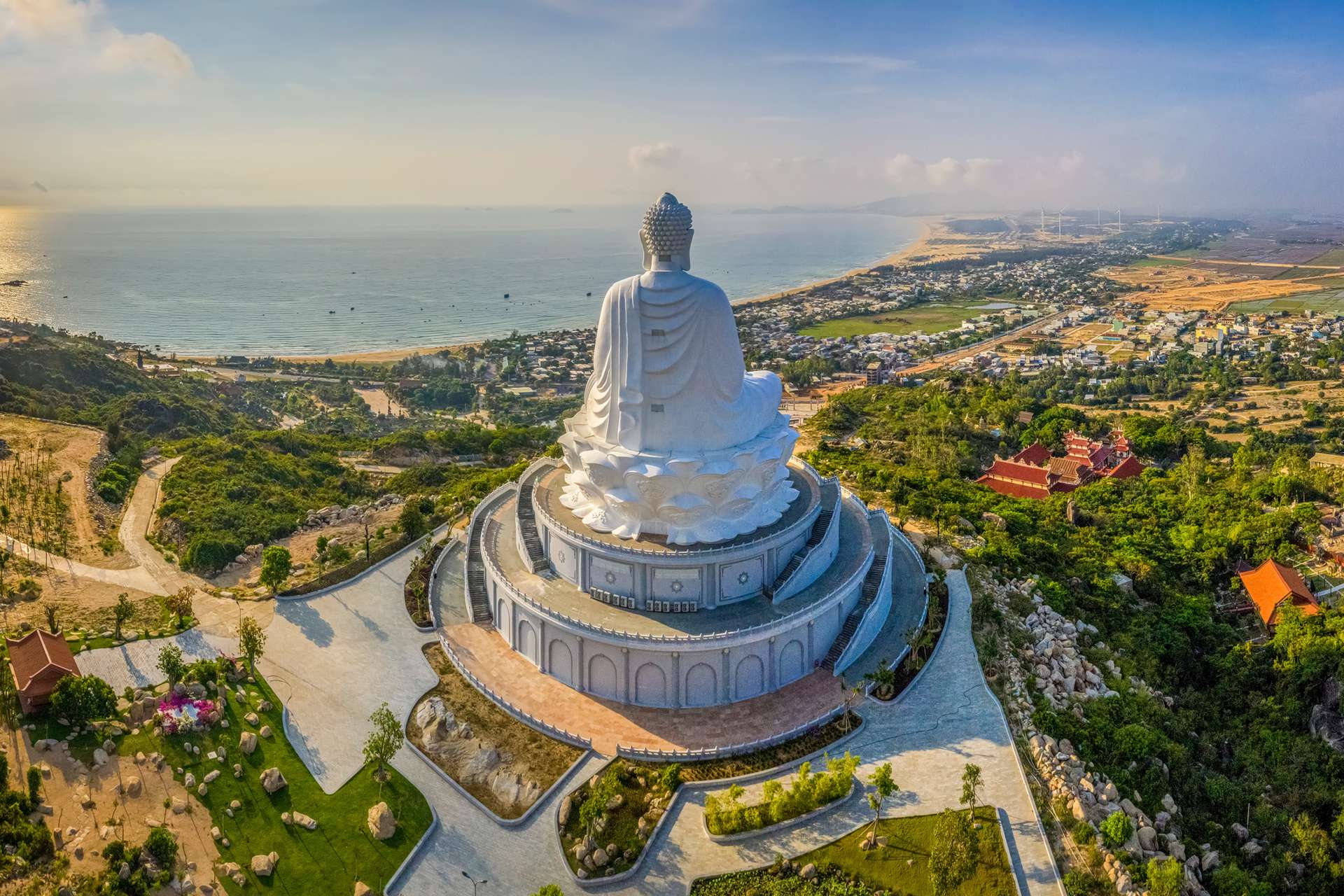 Du khách tận hưởng thiên nhiên tươi đẹp của biển trời Quy Nhơn