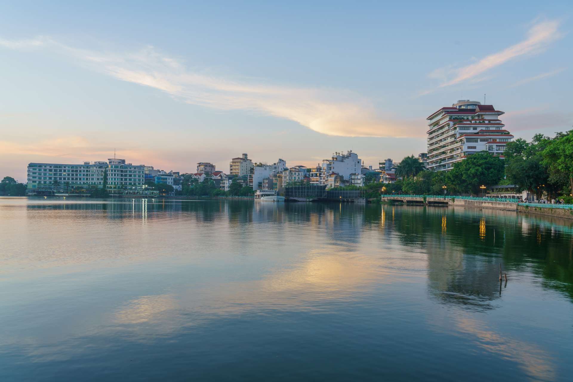 Đường Thanh Niên và Hồ Tây Hà Nội