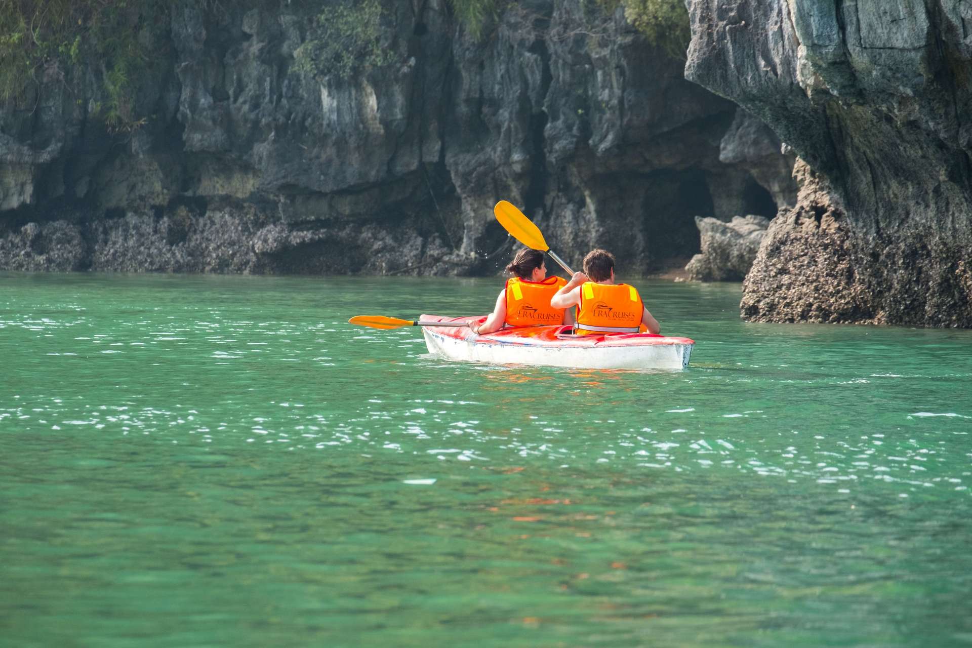 Chèo thuyền kayak ngắm vịnh Lan Hạ