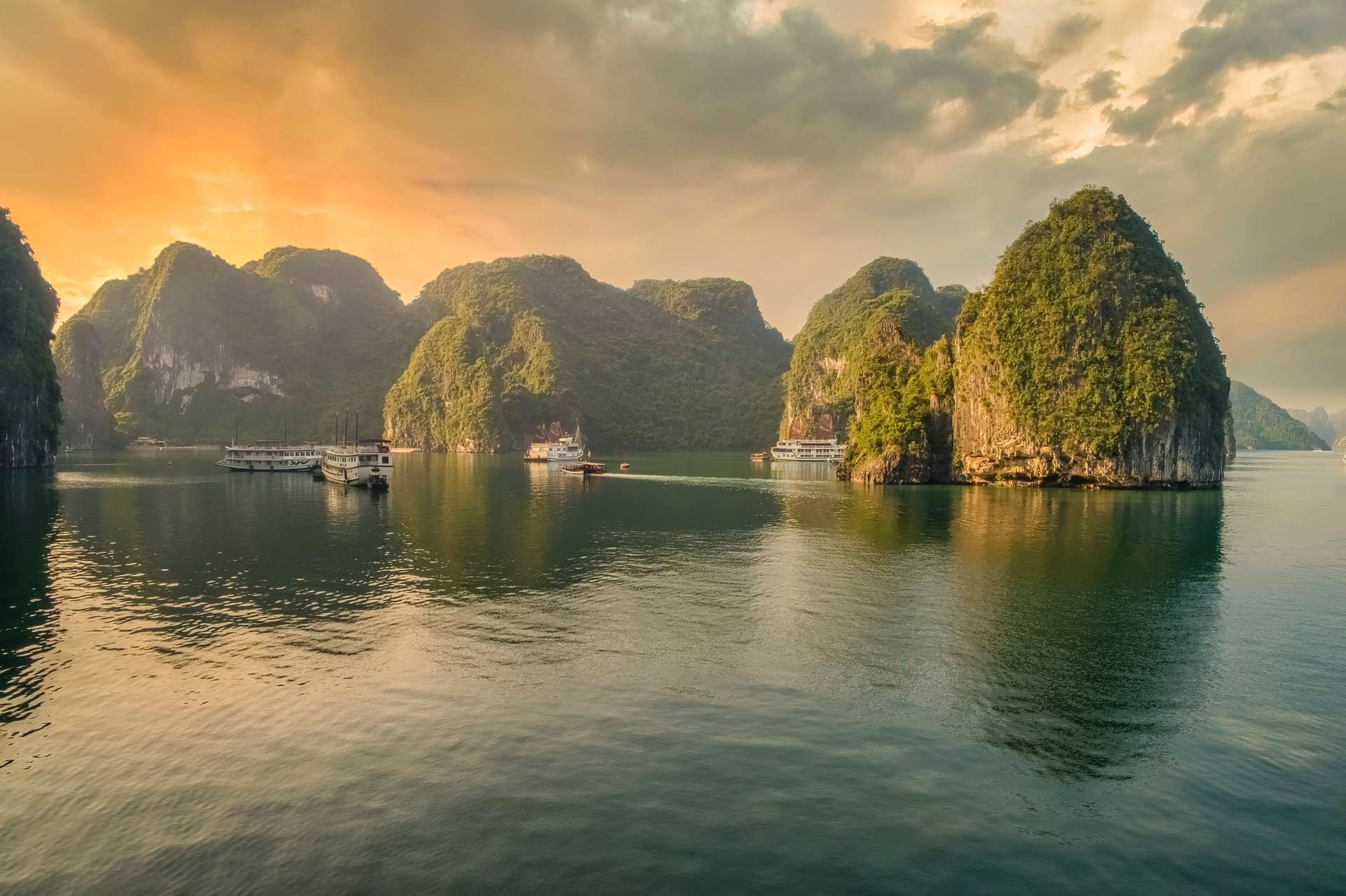 Hoàng hôn ở Hạ Long đẹp như tranh