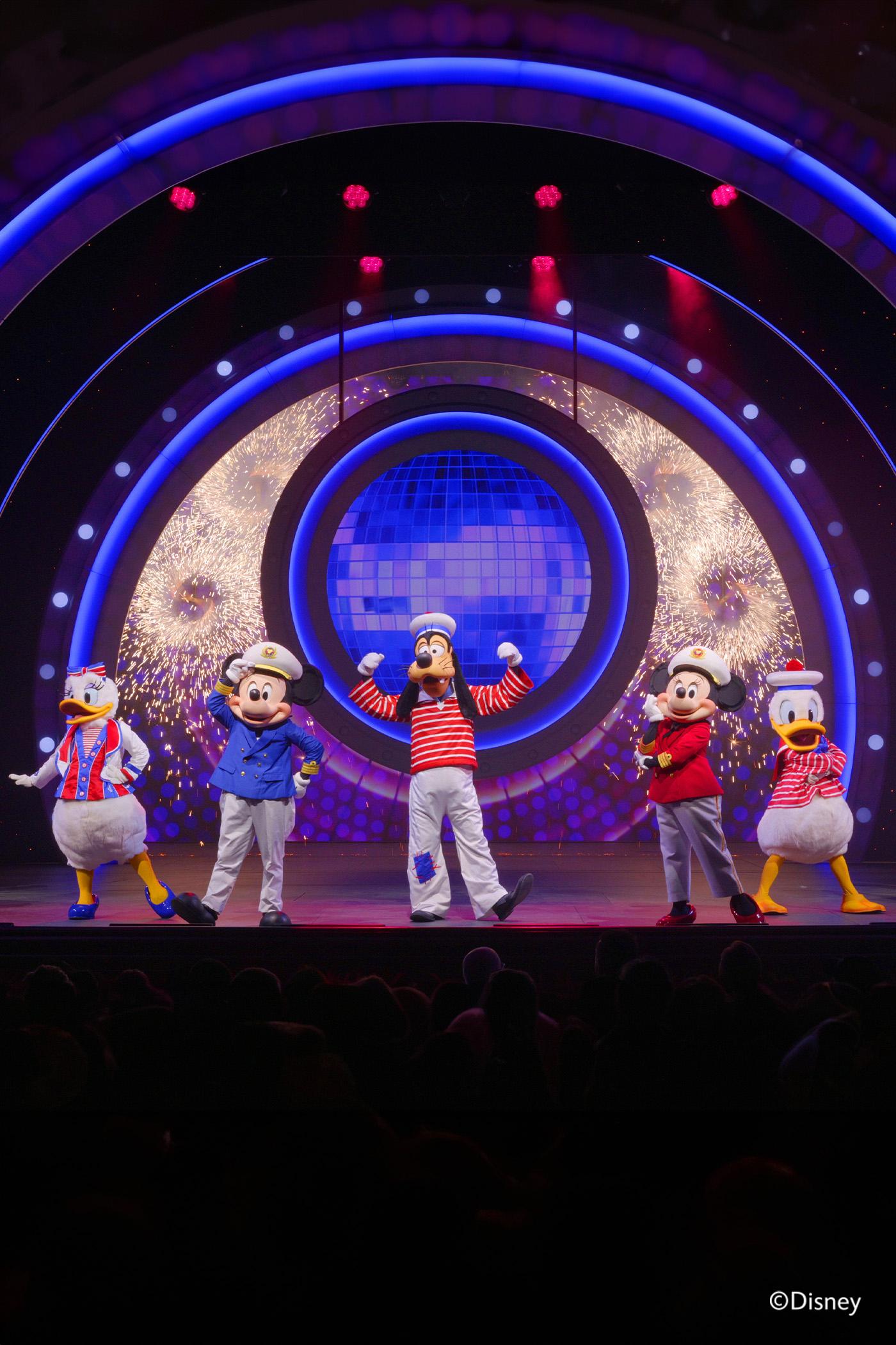 การแสดงโชว์บนเรือสำราญ