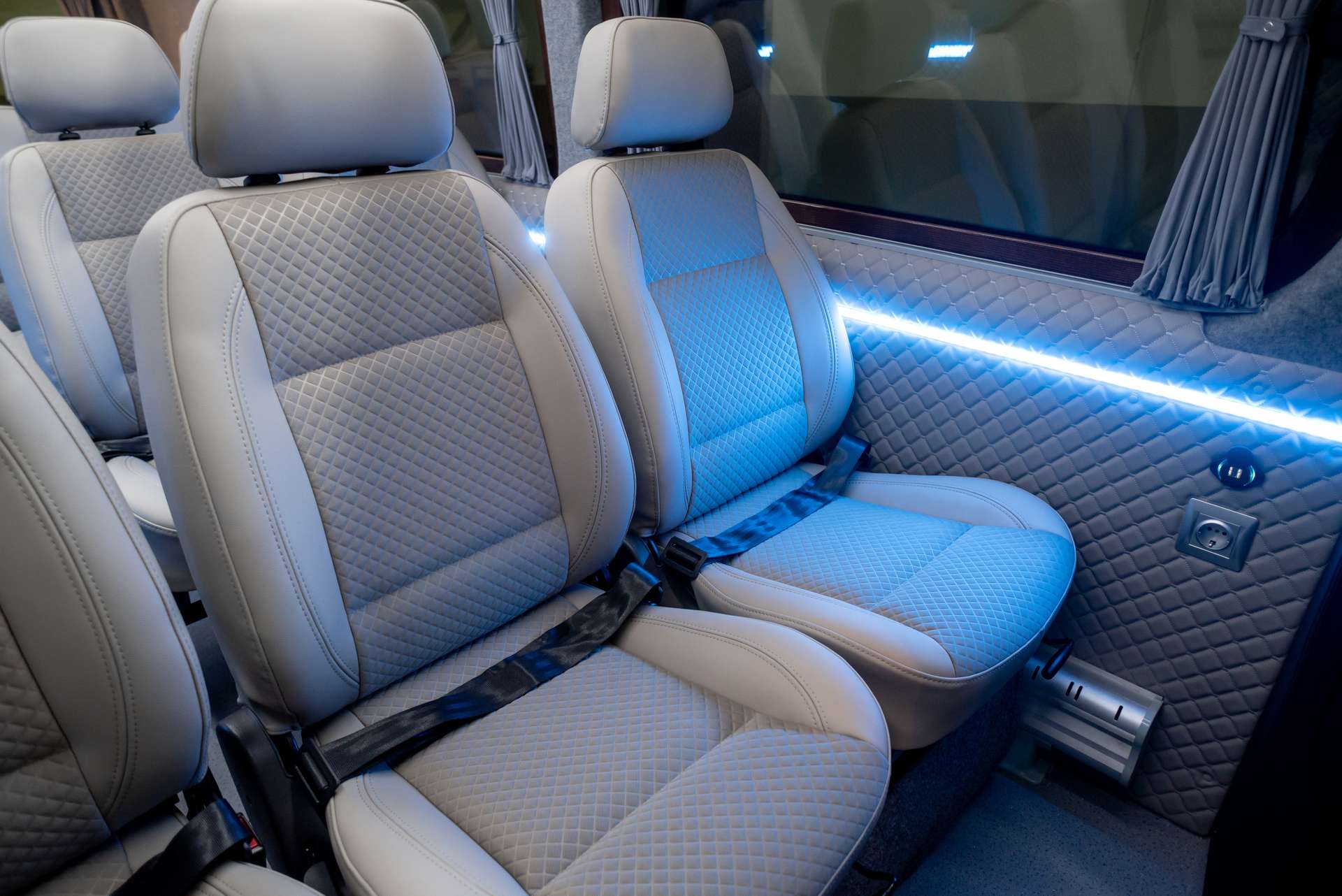 Các nhà xe Nam Định đi Hạ Long sử dụng chủ yếu các dòng xe limousine