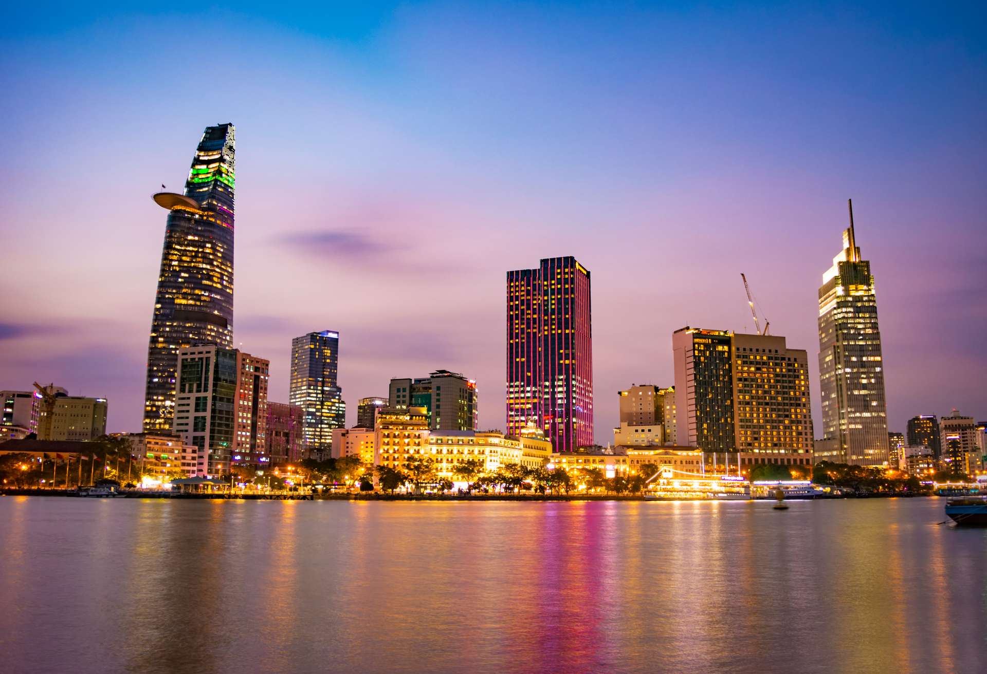 Cảnh đêm sông Sài Gòn