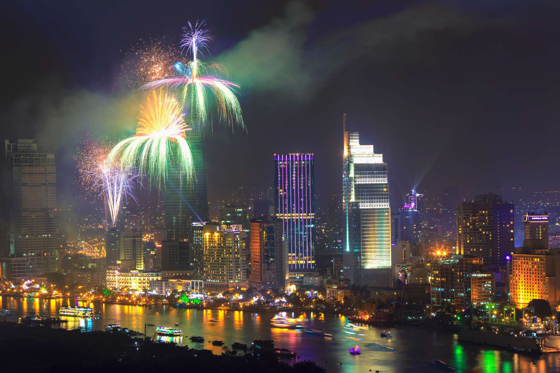 Pháo hoa tại tòa nhà Bitexco, Sài Gòn