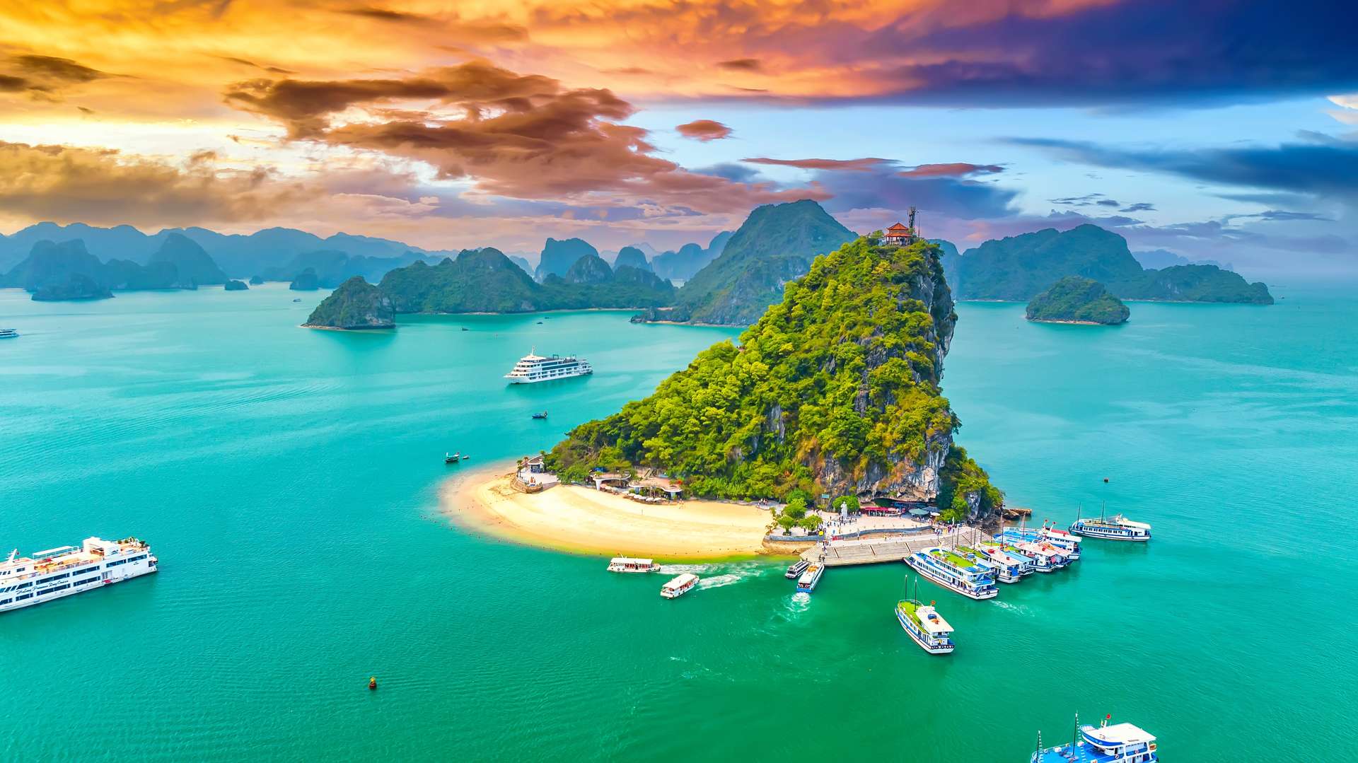 Hạ Long thu hút hàng triệu du khách mỗi năm