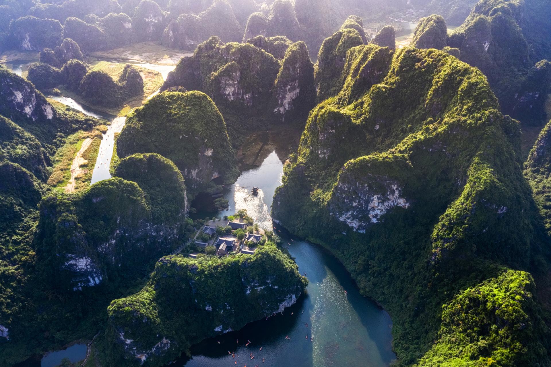 Ninh Bình - “Vịnh Hạ Long” trên cạn