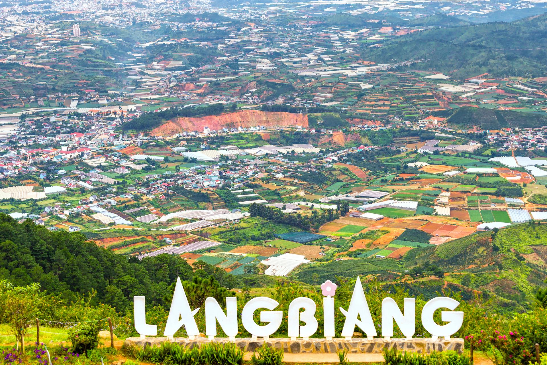 Góc nhìn trên cao từ đỉnh Langbiang