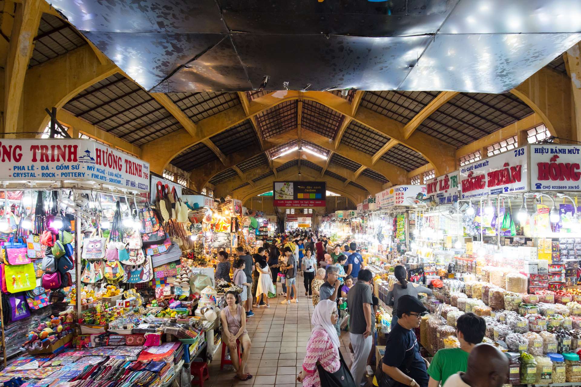 Khung cảnh nhộn nhịp tại chợ Bến Thành