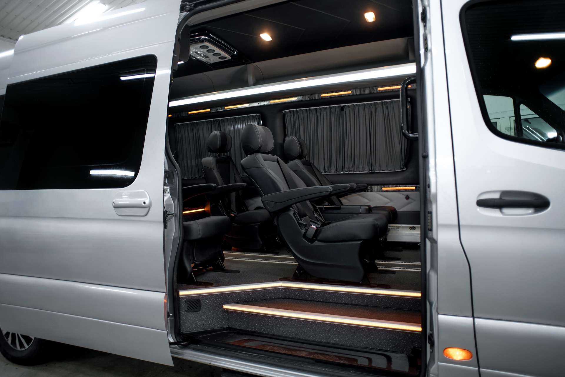 Xe limousine 9 chỗ rất thích hợp cho nhóm bạn hoặc gia đình lớn đi du lịch Bình Định cùng nhau