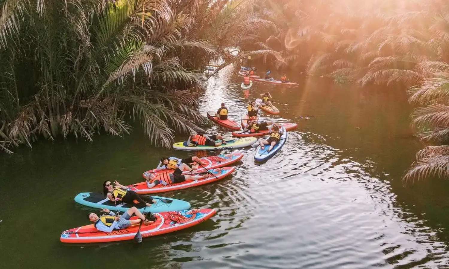 Tham gia chèo SUP khi du lịch thành phố Thủ Đức tự túc