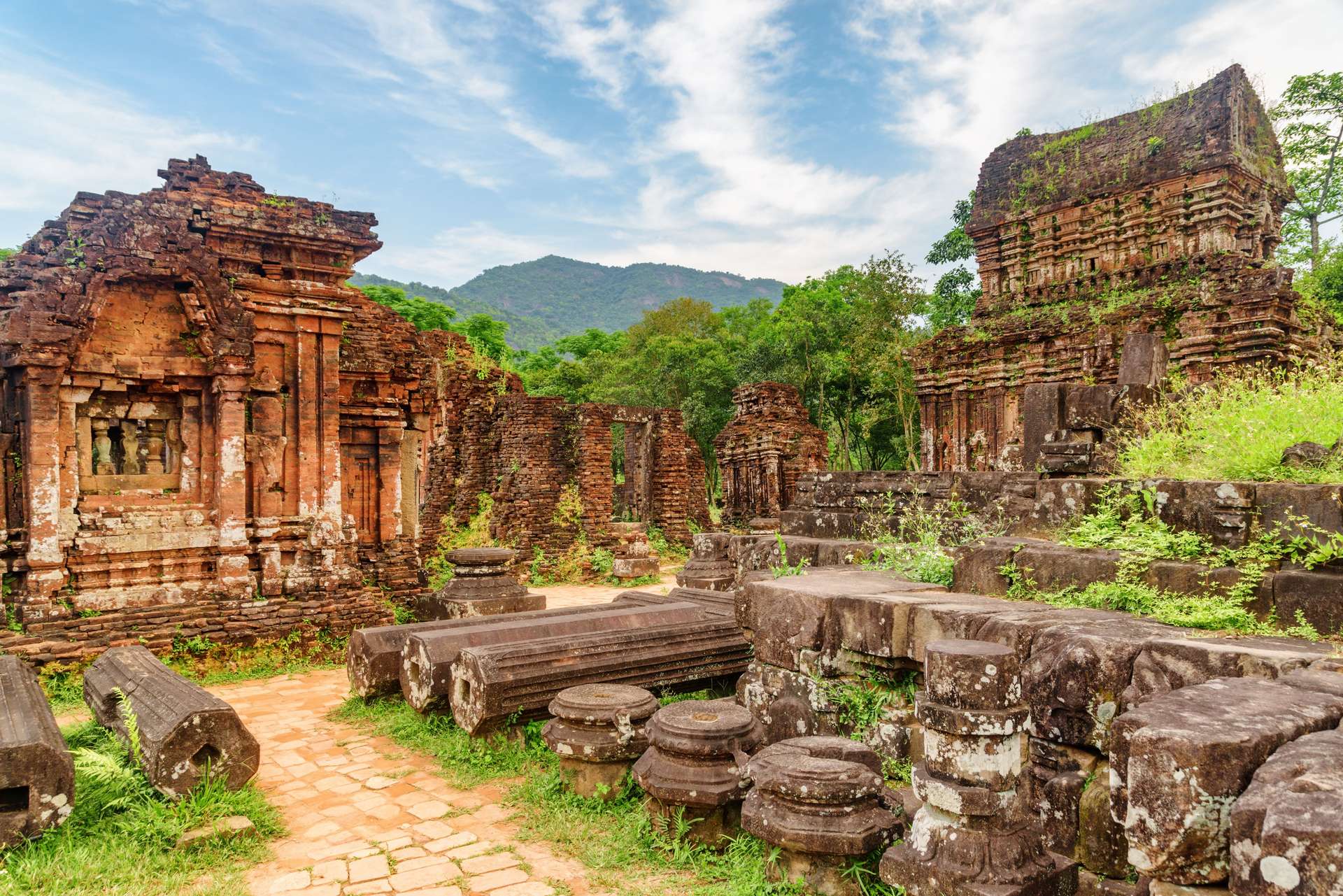 Khung cảnh Thánh địa Mỹ Sơn