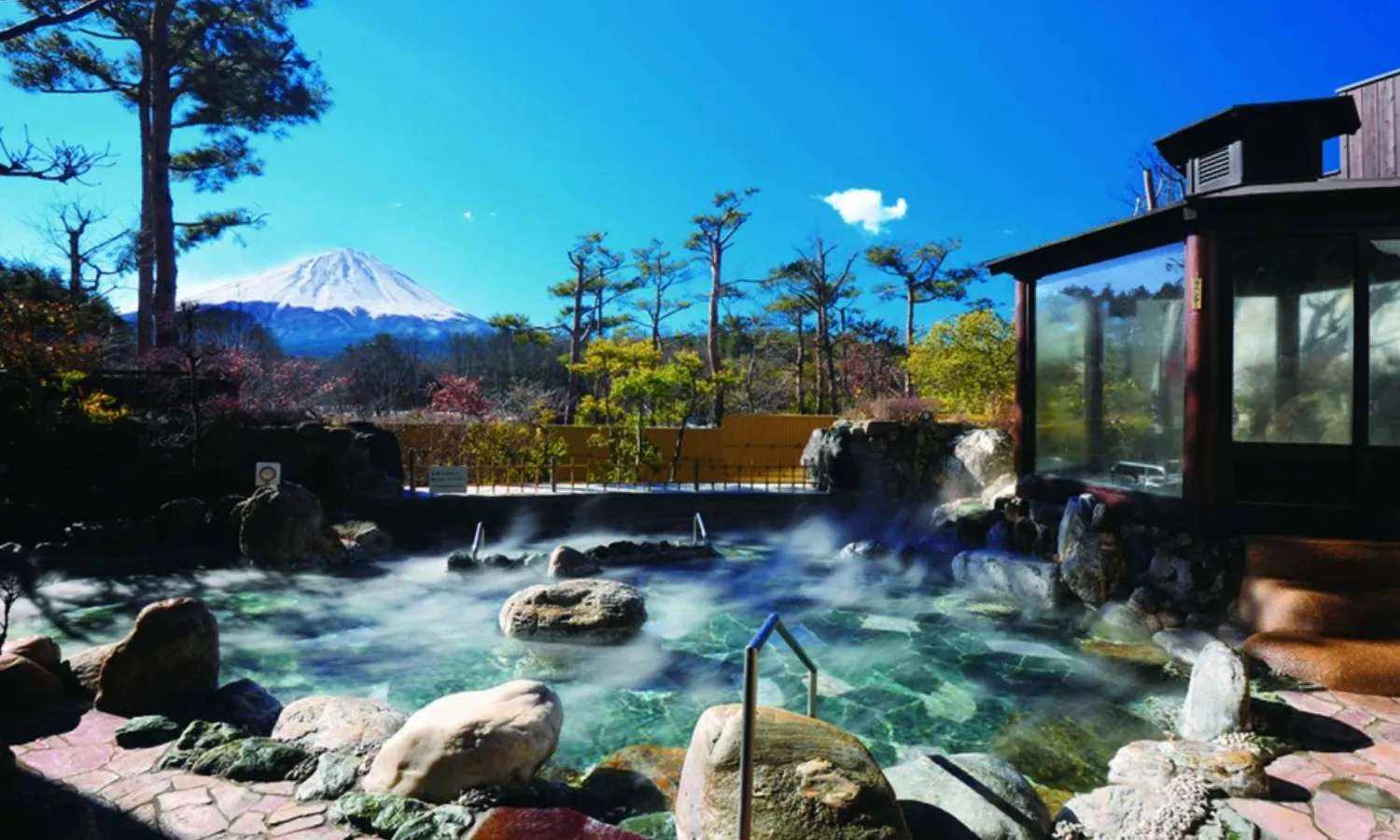 Trải nghiệm suối nước nóng khi du lịch Yamanashi tự túc