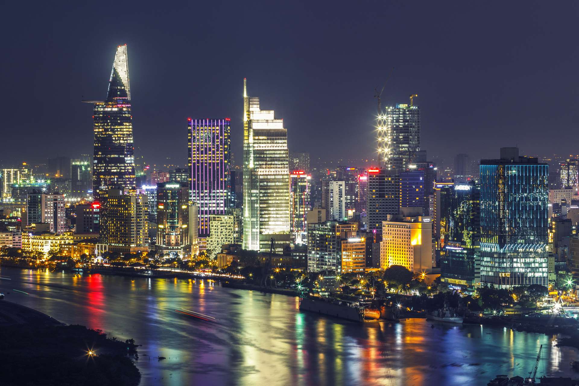 Cảnh sông Sài Gòn về đêm