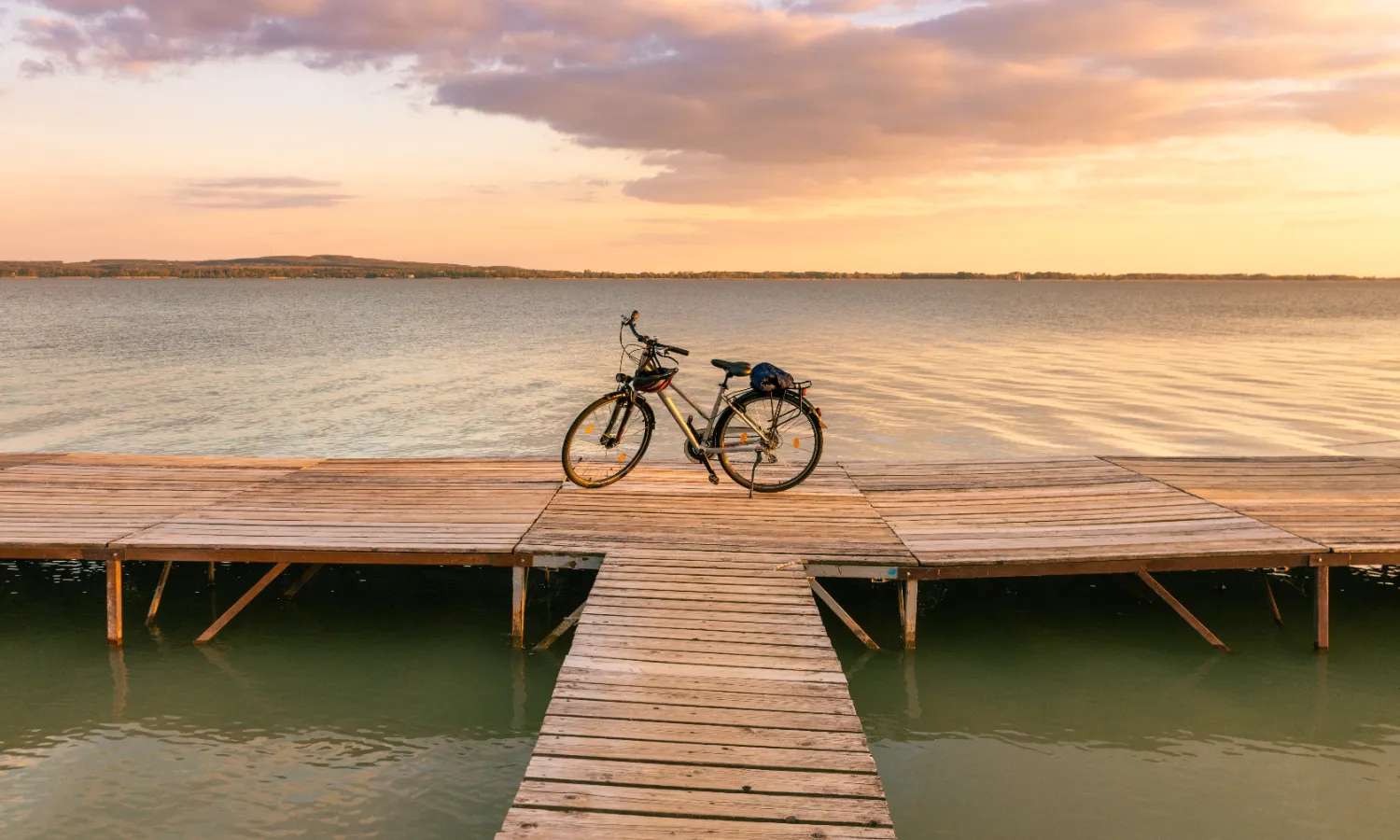Đạp xe bên hồ Balaton tại Hungary