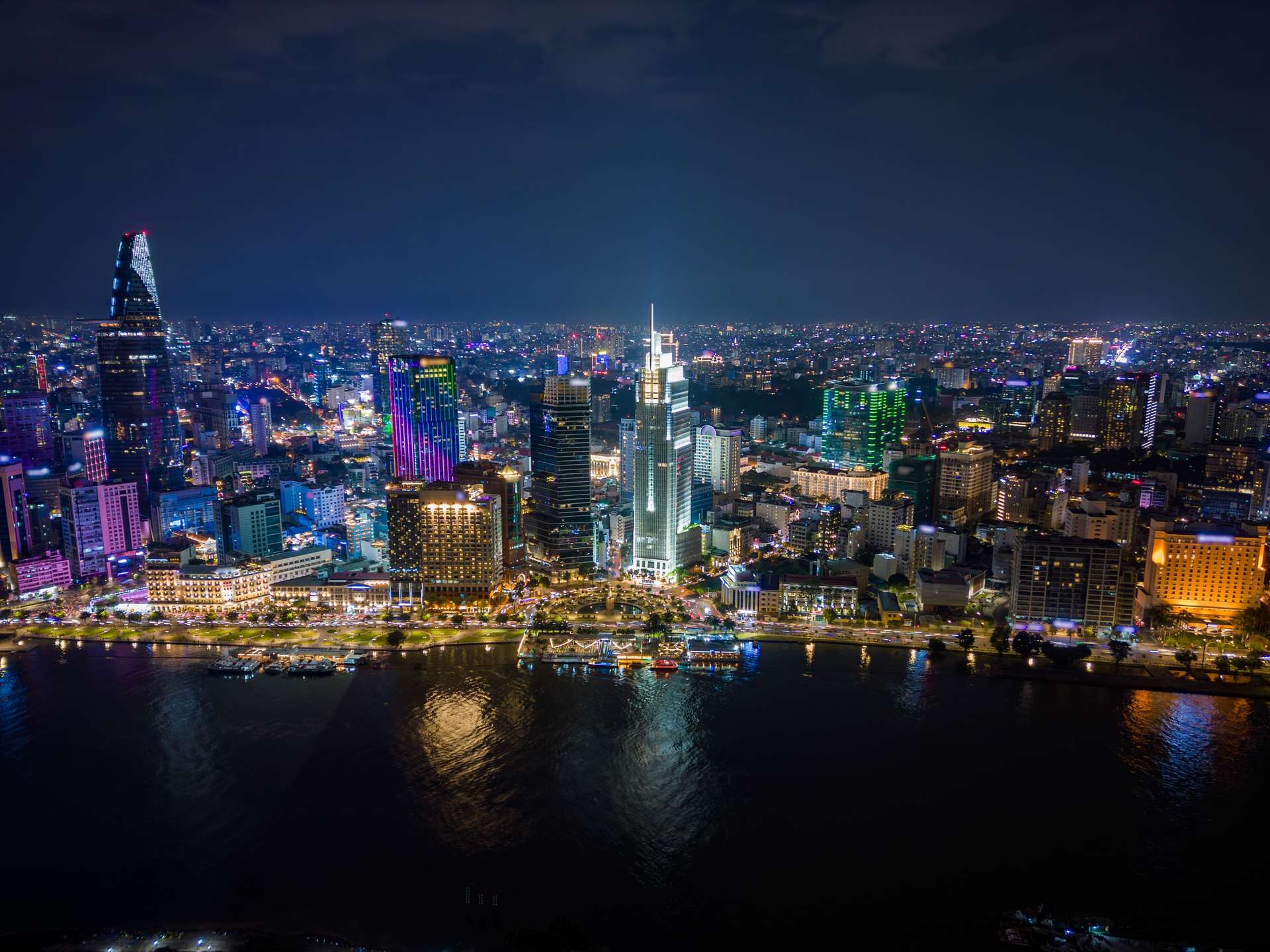 Khung cảnh sầm uất của Sài Gòn về đêm