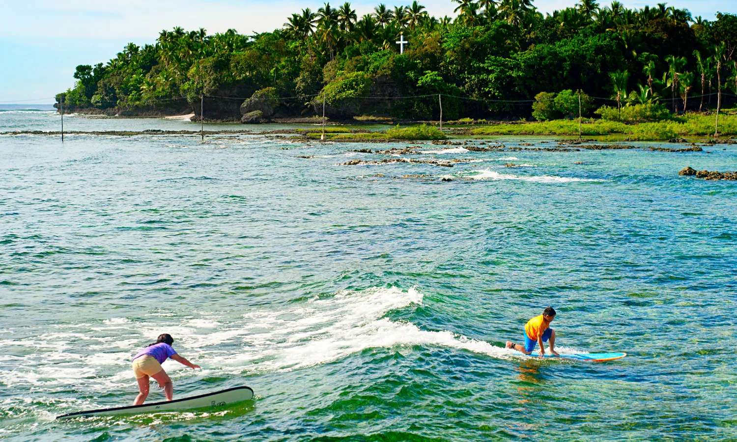 Lướt sóng khi du lịch đảo Siargao tự túc