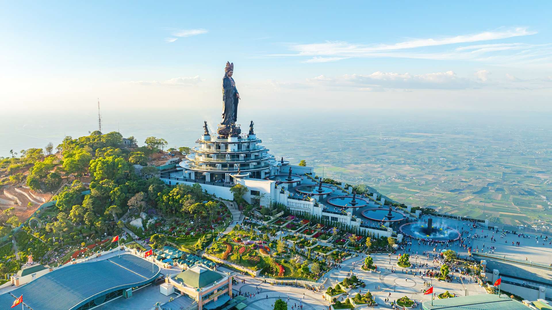 Khung cảnh bao quát của núi Bà Đen khi được chụp trên cao
