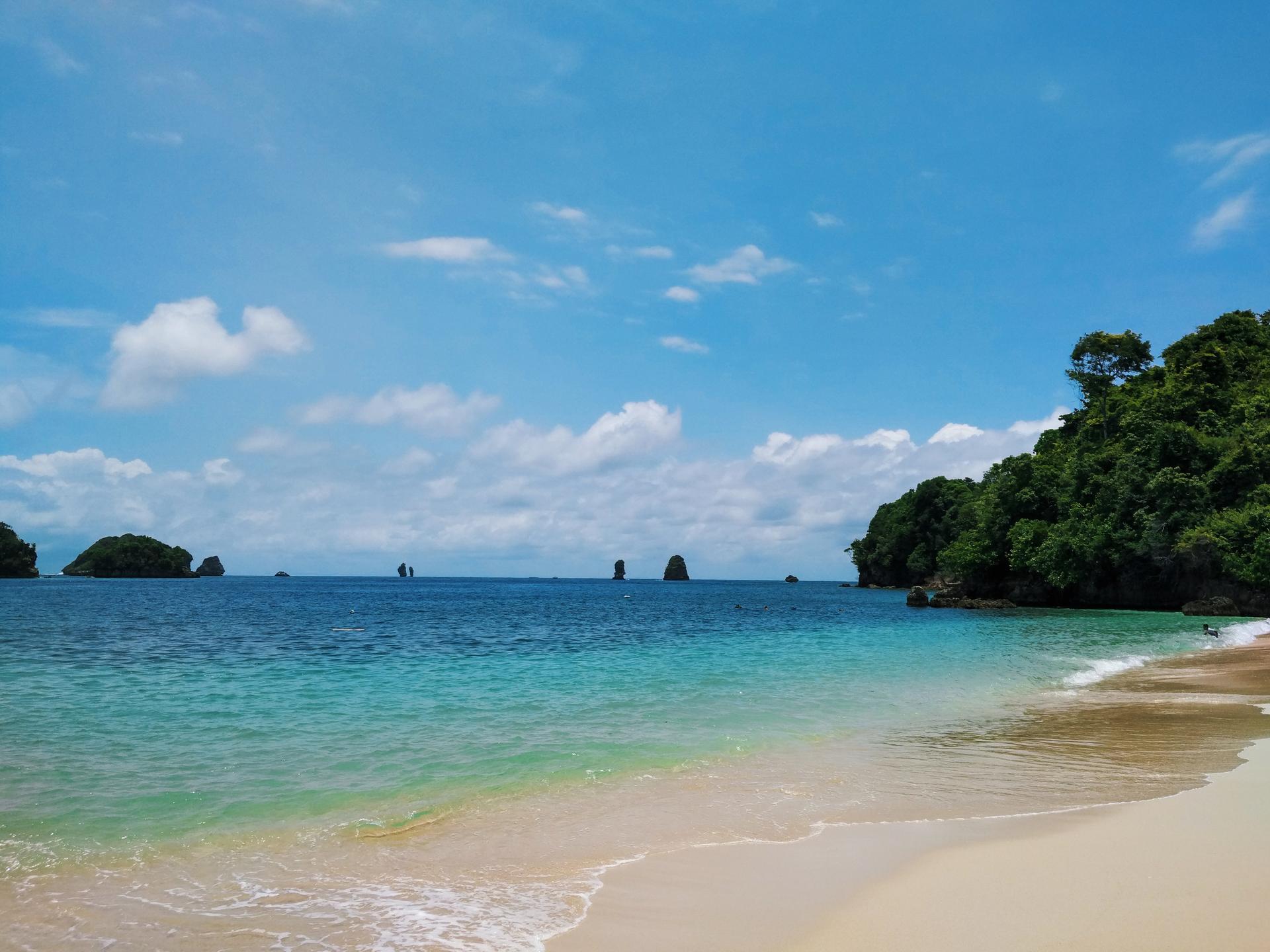 Pantai Tiga Warna Malang