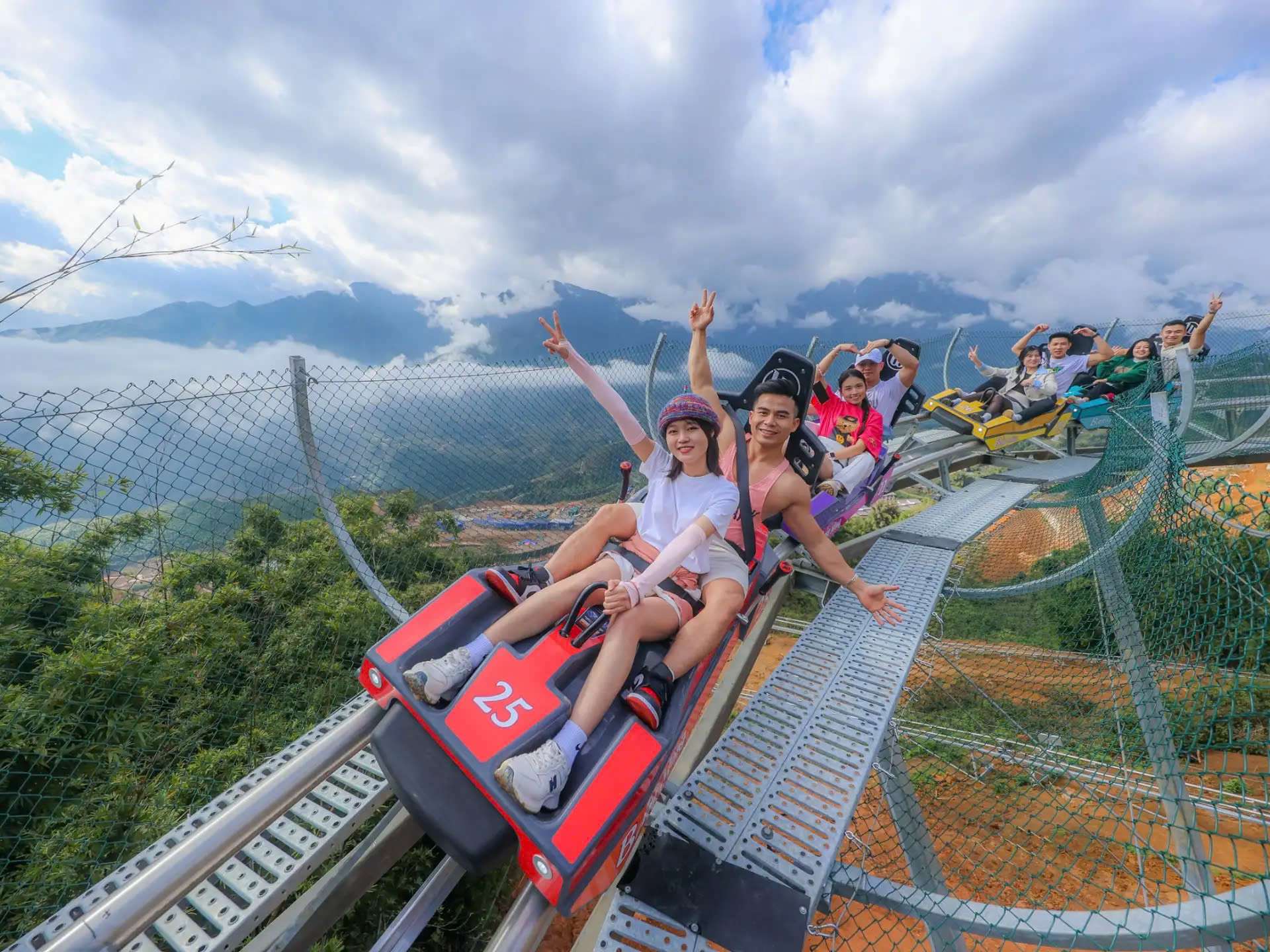 Tham quan Bản Mòng - Trải nghiệm xe trượt núi Alpine Coaster tại Sa Pa - Khách sạn Sapa
