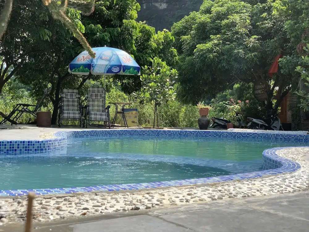 Tại Amira Homestay, mỗi ngày trôi qua không chỉ là một kỳ nghỉ, mà còn là một hành trình kết nối với vẻ đẹp yên bình và tinh thần mộc mạc của đất trời Ninh Bình - Khách sạn Ninh Bình