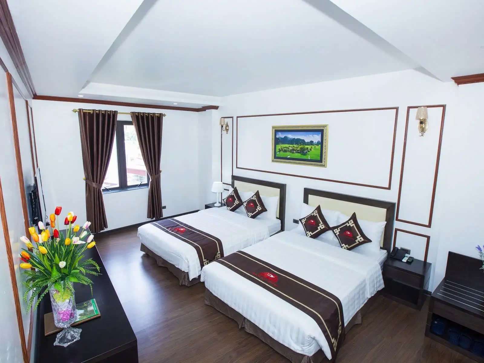 Vị trí trung tâm thuận lợi giúp du khách lưu trú tại Hoàng Hải Hotel dễ dàng tiếp cận các điểm ăn uống, mua sắm, giải trí trong thành phố - Khách sạn Ninh Bình