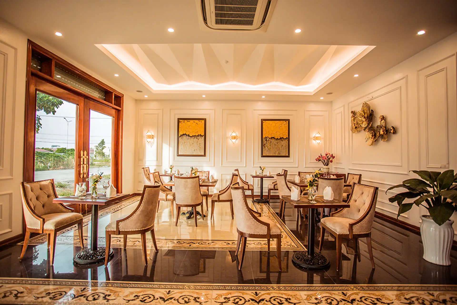 Những khu vực công cộng như sảnh chính hay nhà hàng là nơi thể hiện rõ sự xa hoa nhưng không kém phần tinh tế của Salina Hotel Ninh Bình - Khách sạn Ninh Bình