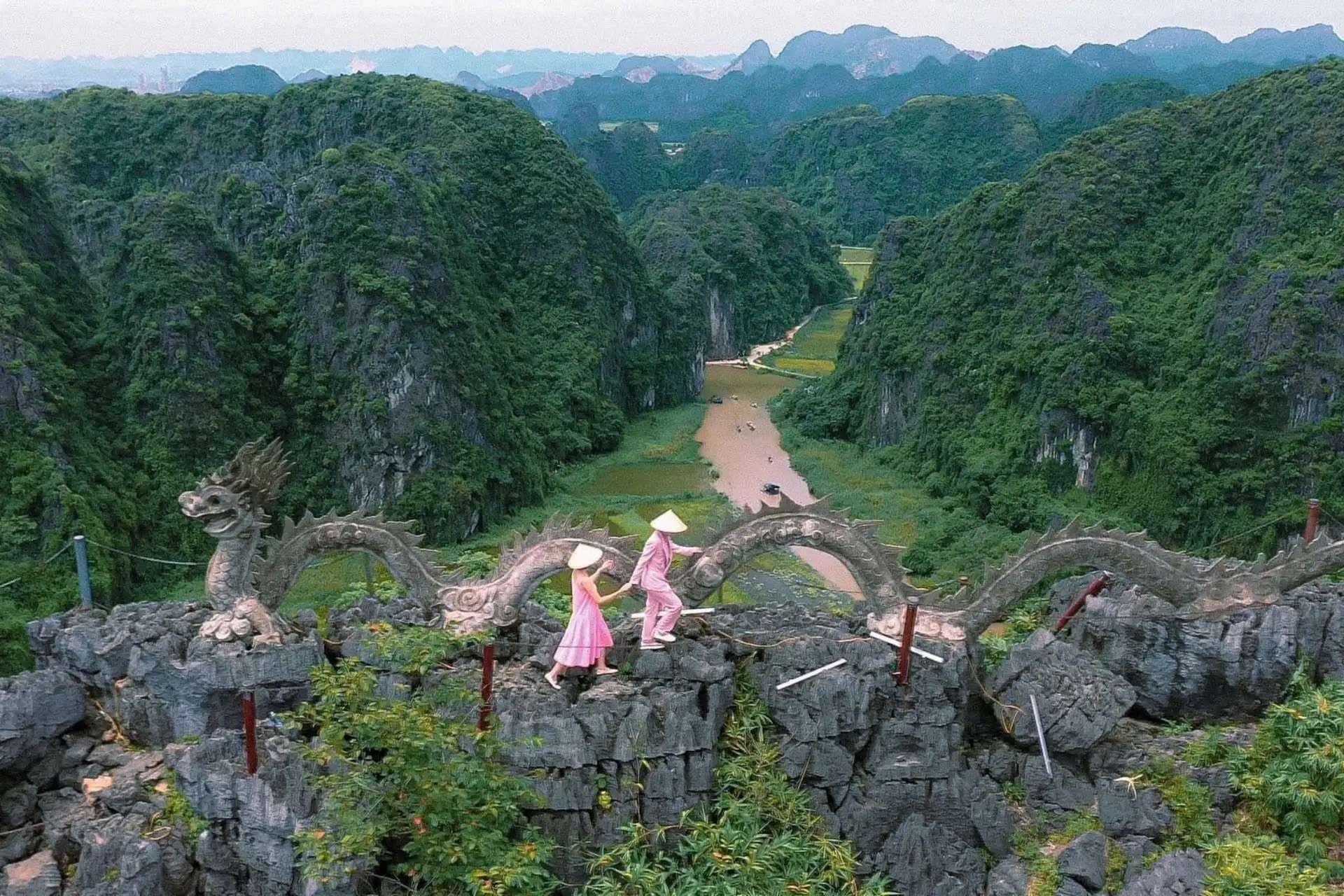 Hành trình khám phá Bái Đính – Tràng An – Hang Múa là trải nghiệm khó quên dành cho những ai yêu thiên nhiên, văn hóa và sự bình yên của Ninh Bình - Khách sạn Ninh Bình