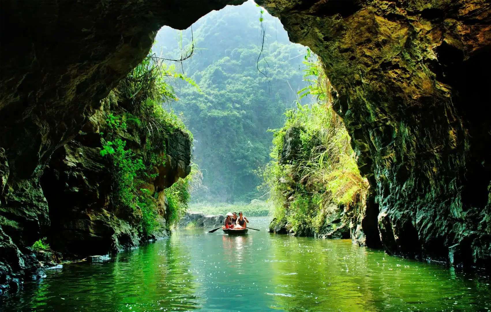 Du khách có cơ hội trải nghiệm trọn vẹn sự giao thoa giữa thiên nhiên hùng vĩ và văn hóa lịch sử đặc sắc tại Ninh Bình - Khách sạn Ninh Bình