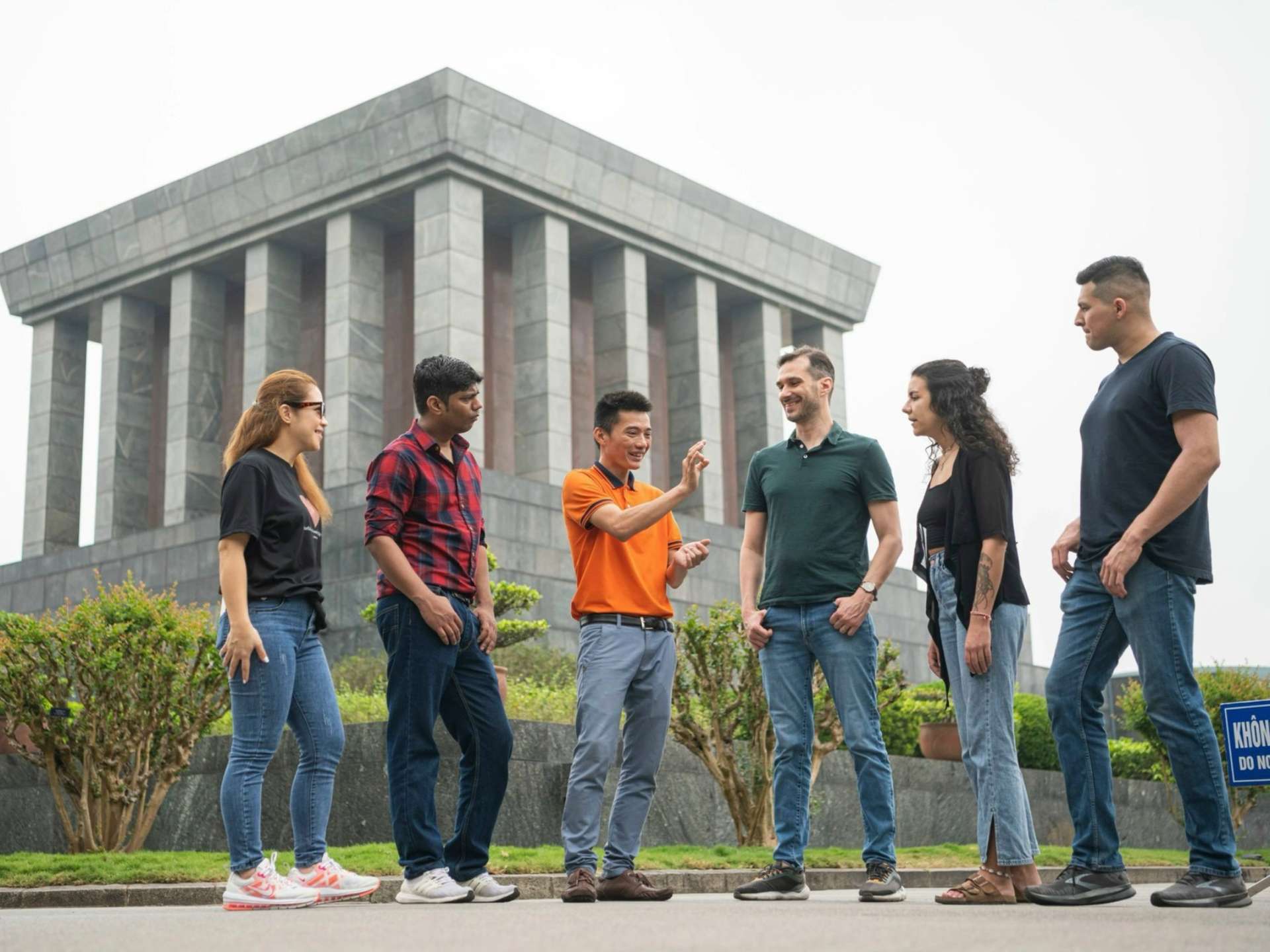 Viếng Lăng Chủ tịch Hồ Chí Minh - Khách sạn quận Ba Đình