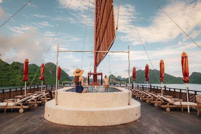 Du thuyền 5 sao Heritage Line Ginger là địa điểm nghỉ dưỡng sang trọng bậc nhất Cát Bà - Khách sạn Cát Bà