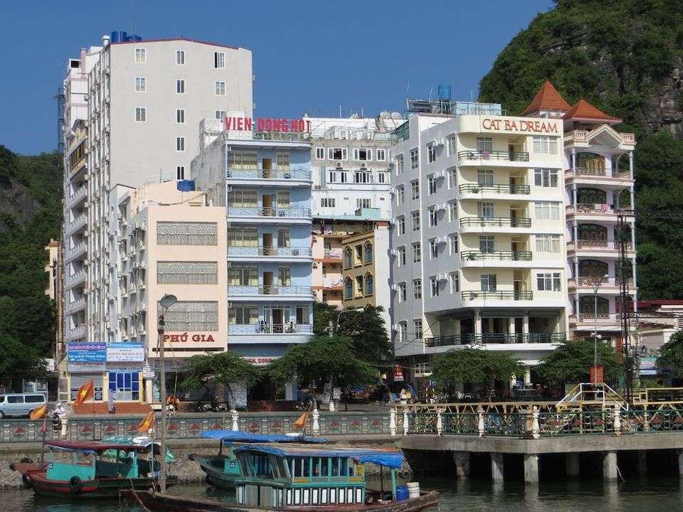 Khách sạn Giấc Mơ Cát Bà (Catba Dream Hotel) nằm trên một con đường ven biển Cát Bà - Khách sạn Cát Bà