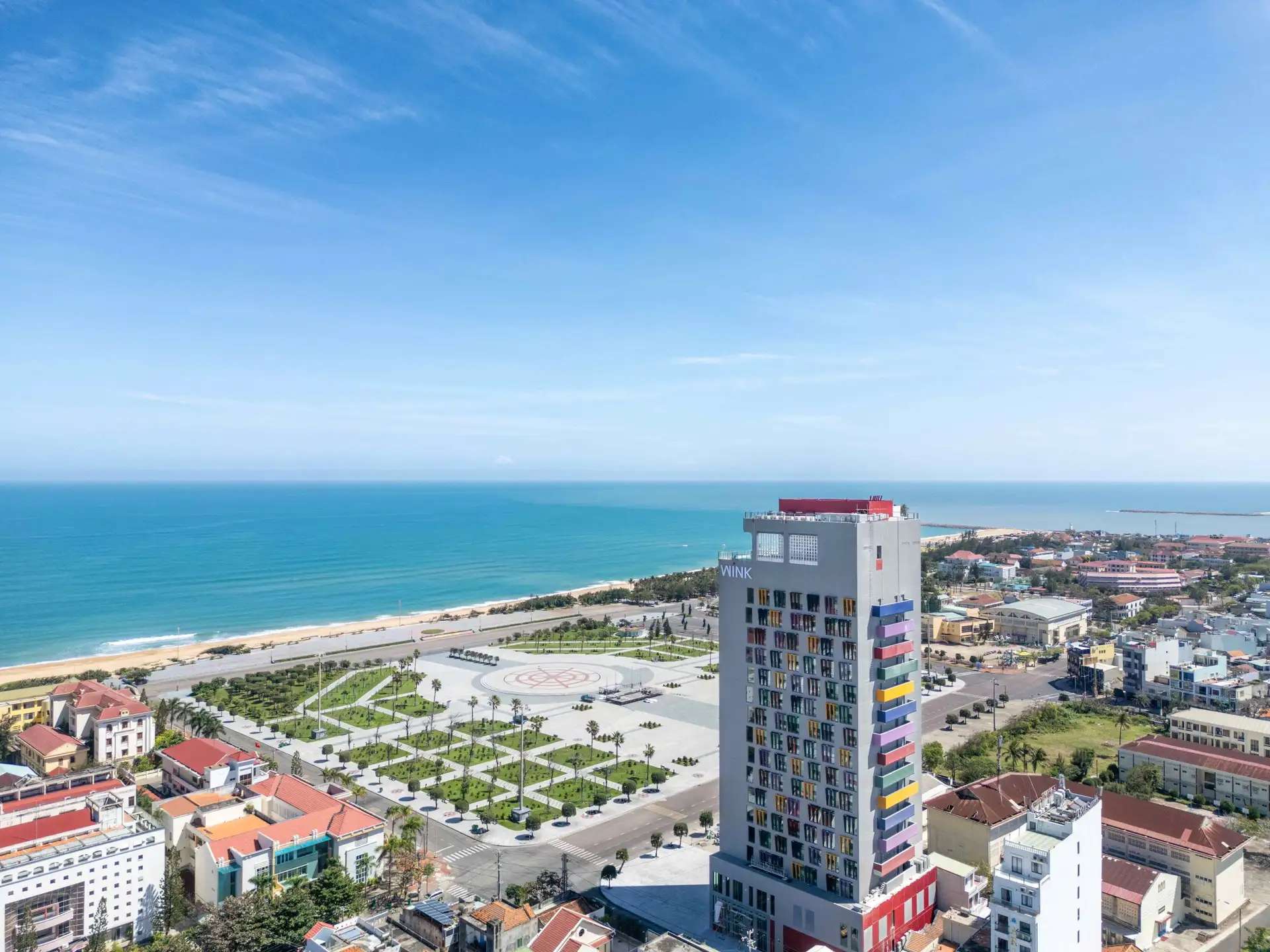 <em>Mặt tiền khách sạn Wink Hotel Tuy Hoa Beach hướng thẳng ra bãi biển xanh mát</em> - Khách sạn Tuy Hòa